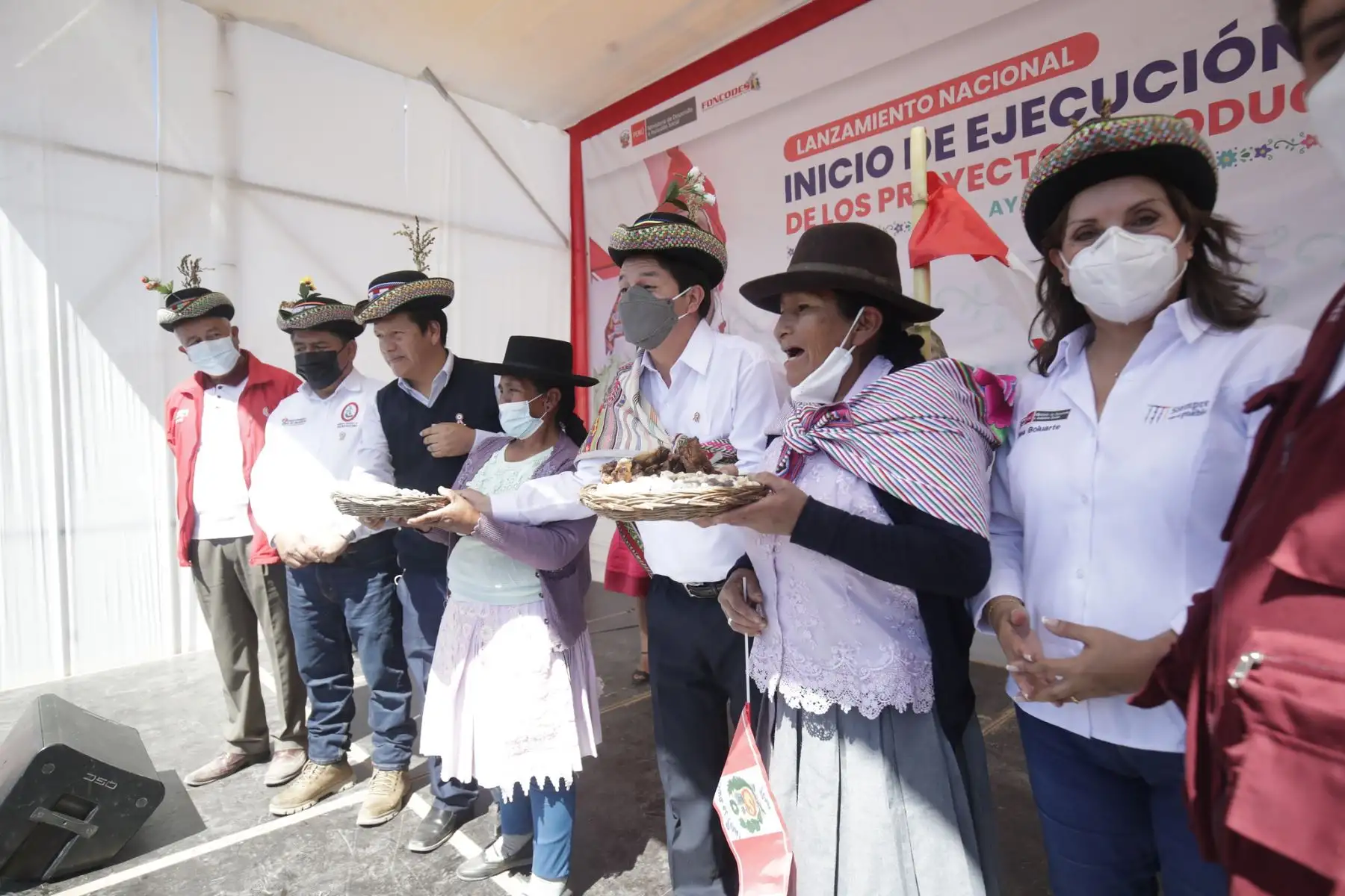 Presidente  Pedro Castillo, llega a la región Ayacucho para  participar del lanzamiento de la ejecución de nuevos proyectos productivos, en el centro poblado de Ccayarpachi, Santiago de Pischa, Huamanga.
Foto: ANDINA/Prensa Presidencia