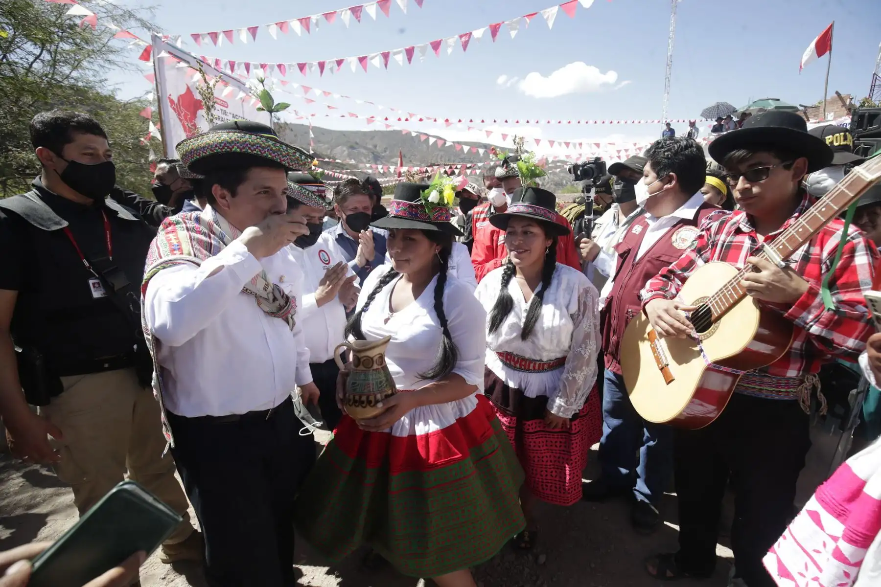 Presidente  Pedro Castillo, llega a la región Ayacucho para  participar del lanzamiento de la ejecución de nuevos proyectos productivos, en el centro poblado de Ccayarpachi, Santiago de Pischa, Huamanga.
Foto: ANDINA/Prensa Presidencia