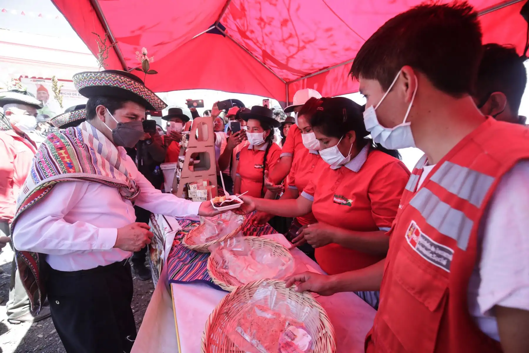 Presidente  Pedro Castillo, llega a la región Ayacucho para  participar del lanzamiento de la ejecución de nuevos proyectos productivos, en el centro poblado de Ccayarpachi, Santiago de Pischa, Huamanga.
Foto: ANDINA/Prensa Presidencia