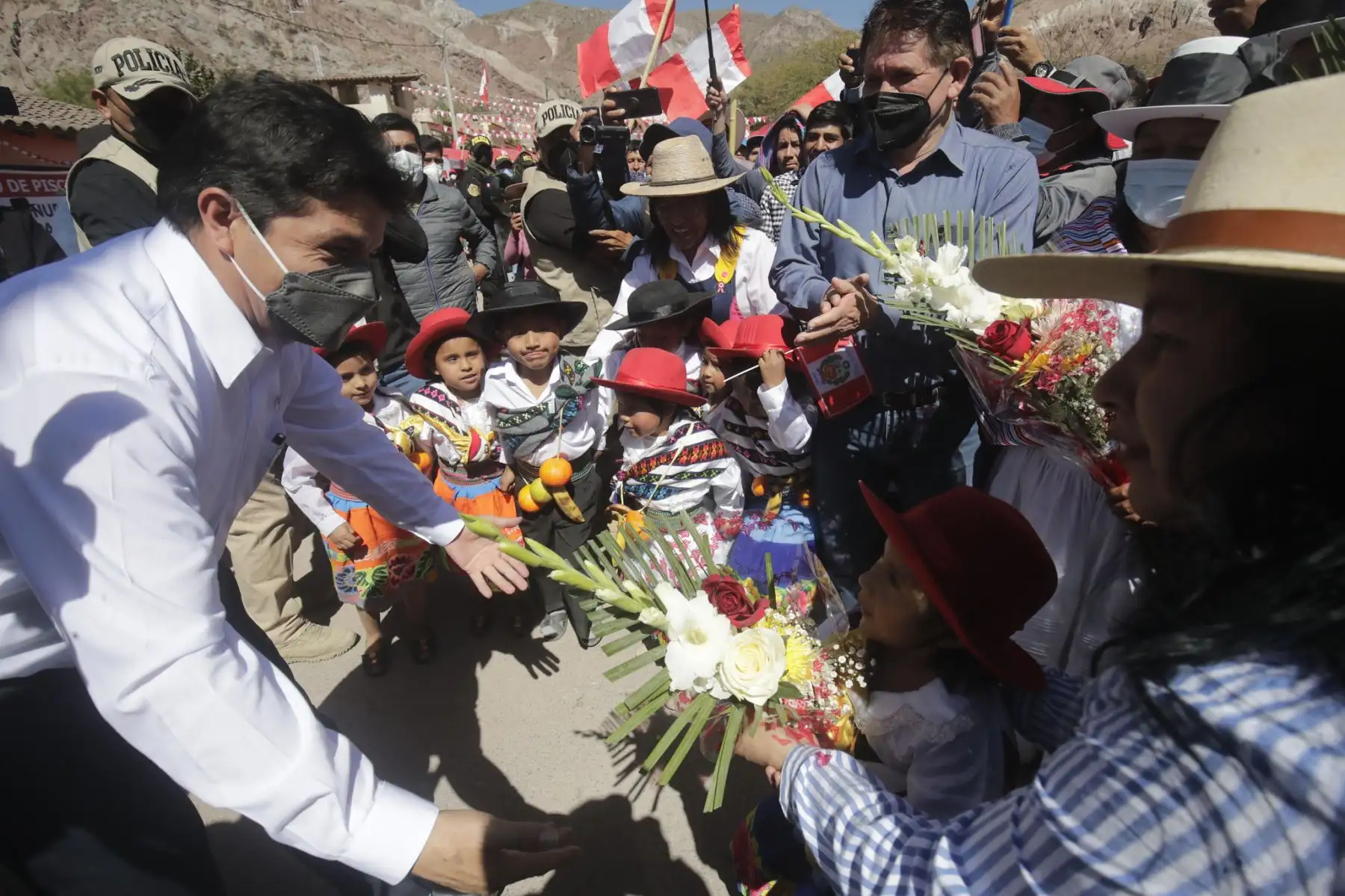 Presidente  Pedro Castillo, llega a la región Ayacucho para  participar del lanzamiento de la ejecución de nuevos proyectos productivos, en el centro poblado de Ccayarpachi, Santiago de Pischa, Huamanga.
Foto: ANDINA/Prensa Presidencia
