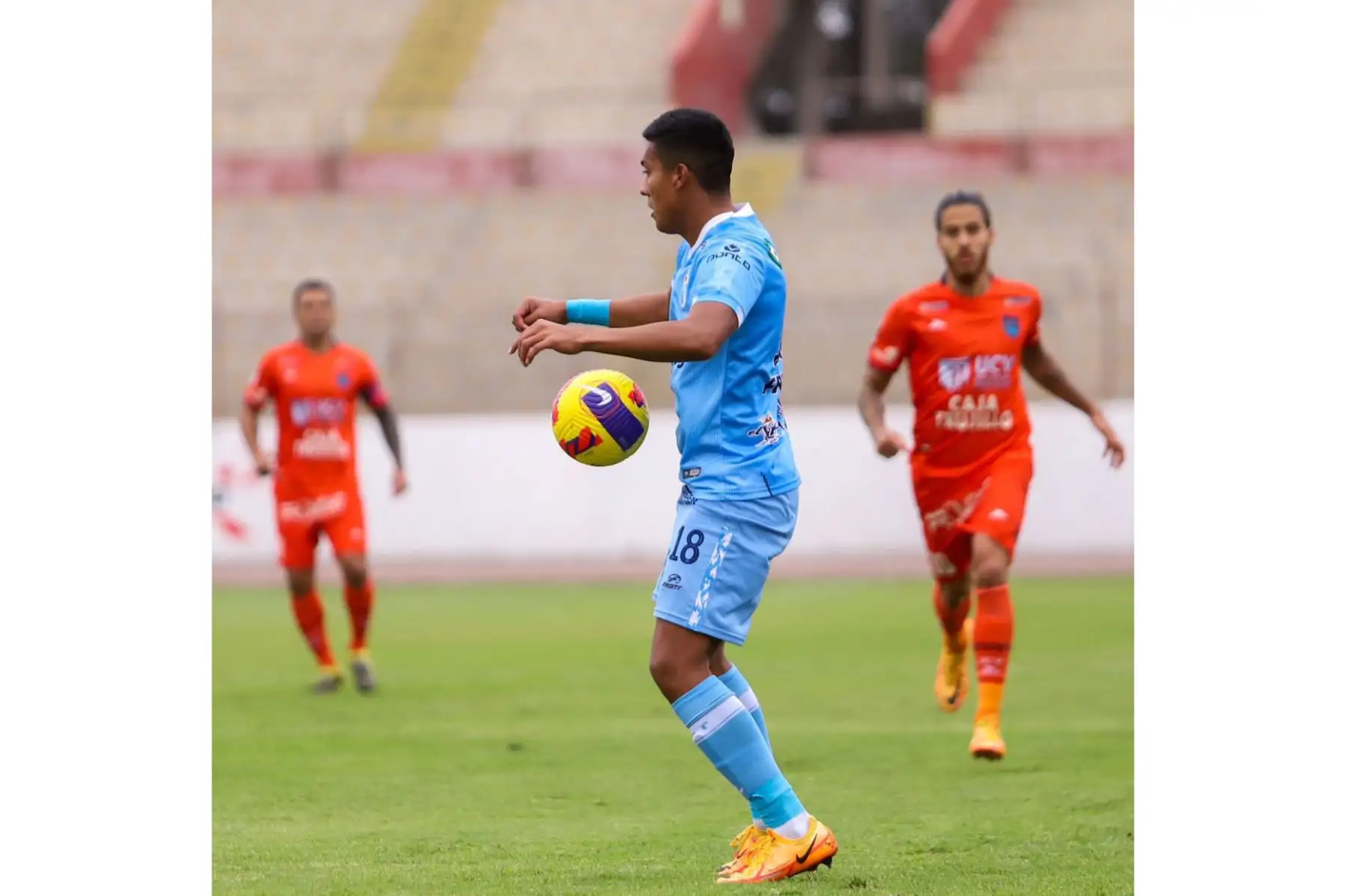 Hugo Ancajima del club ADT de Tarma   se enfrenta al club Cesar Vallejo por la segunda fecha del Torneo Clausura Liga 1 en el Estadio Mansiche de Trujillo.
 Foto: Liga 1