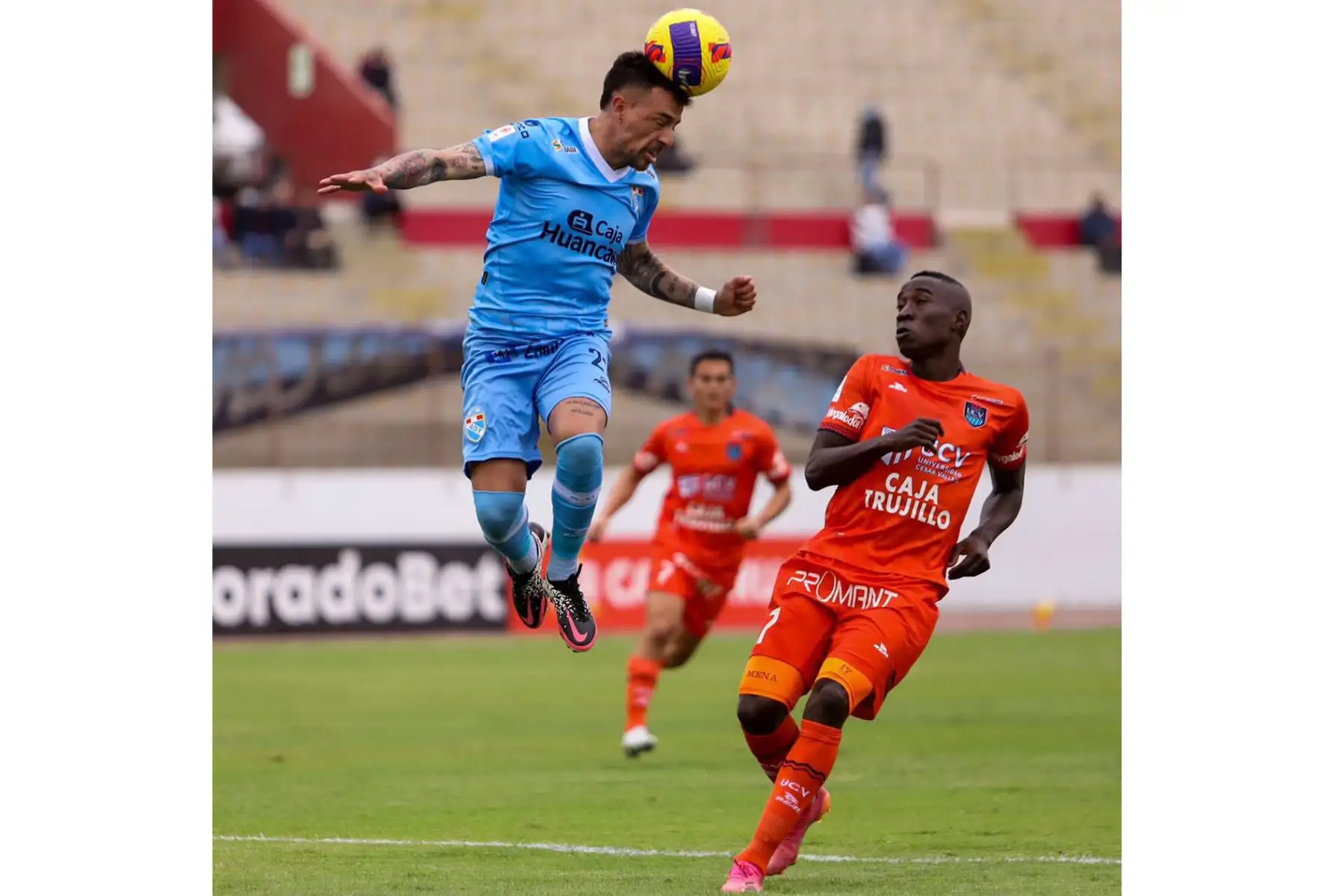 Yorleys Mena del club  Cesar Vallejo disputa el balón ante ADT de Tarma por la segunda fecha del Torneo Clausura Liga 1 en el Estadio Mansiche de Trujillo.
 Foto: Liga 1