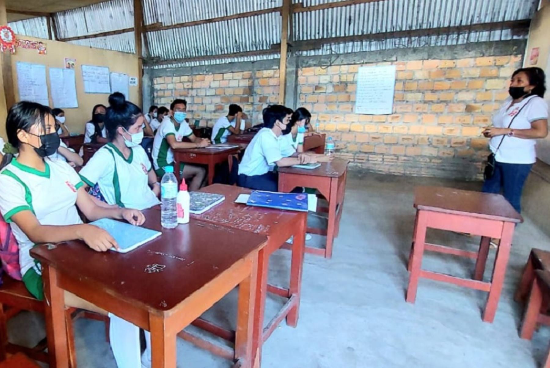Varios centros educativos de la ciudad de Iquitos han suspendido temporalmente las clases presenciales debido a que alumnos y docentes dieron positivo a la nueva variante del covid-19, informó la Dirección Regional de Educación de Loreto.