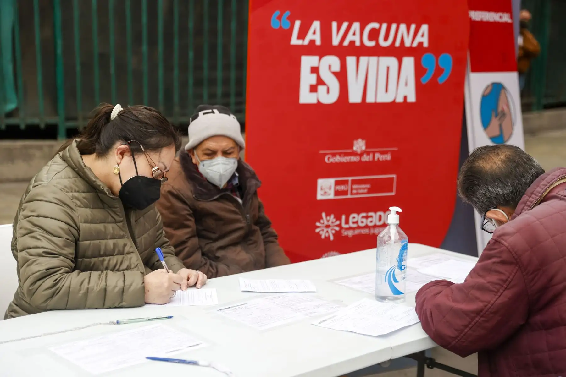Adultos y niños acuden al centro de vacunación en el Campo de Marte para recibir su 3era o 4ta dosis contra la covid 19 e influenza.
Foto: ANDINA/Carla Patiño Ramírez