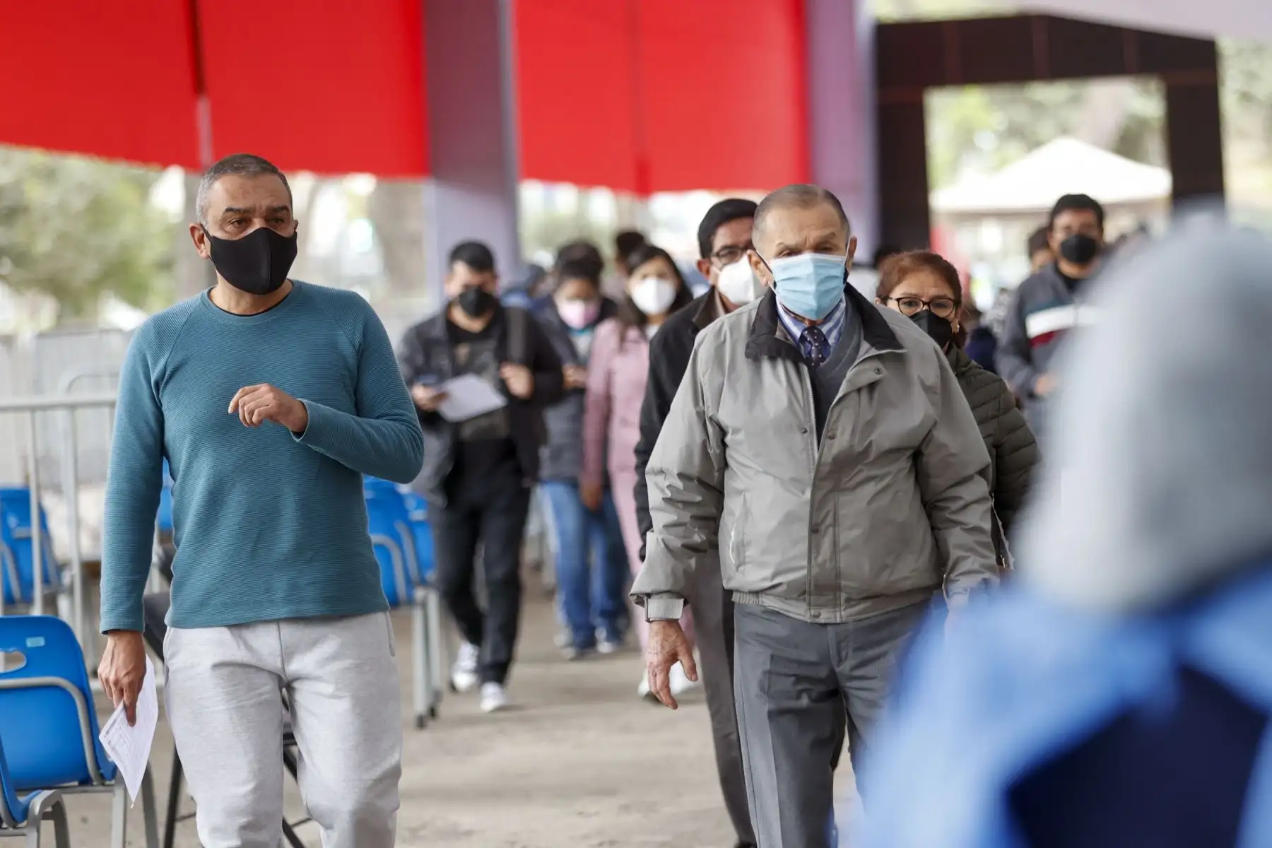 Adultos y niños acuden al centro de vacunación en el Campo de Marte para recibir su 3era o 4ta dosis contra la covid 19 e influenza.
Foto: ANDINA/Carla Patiño Ramírez