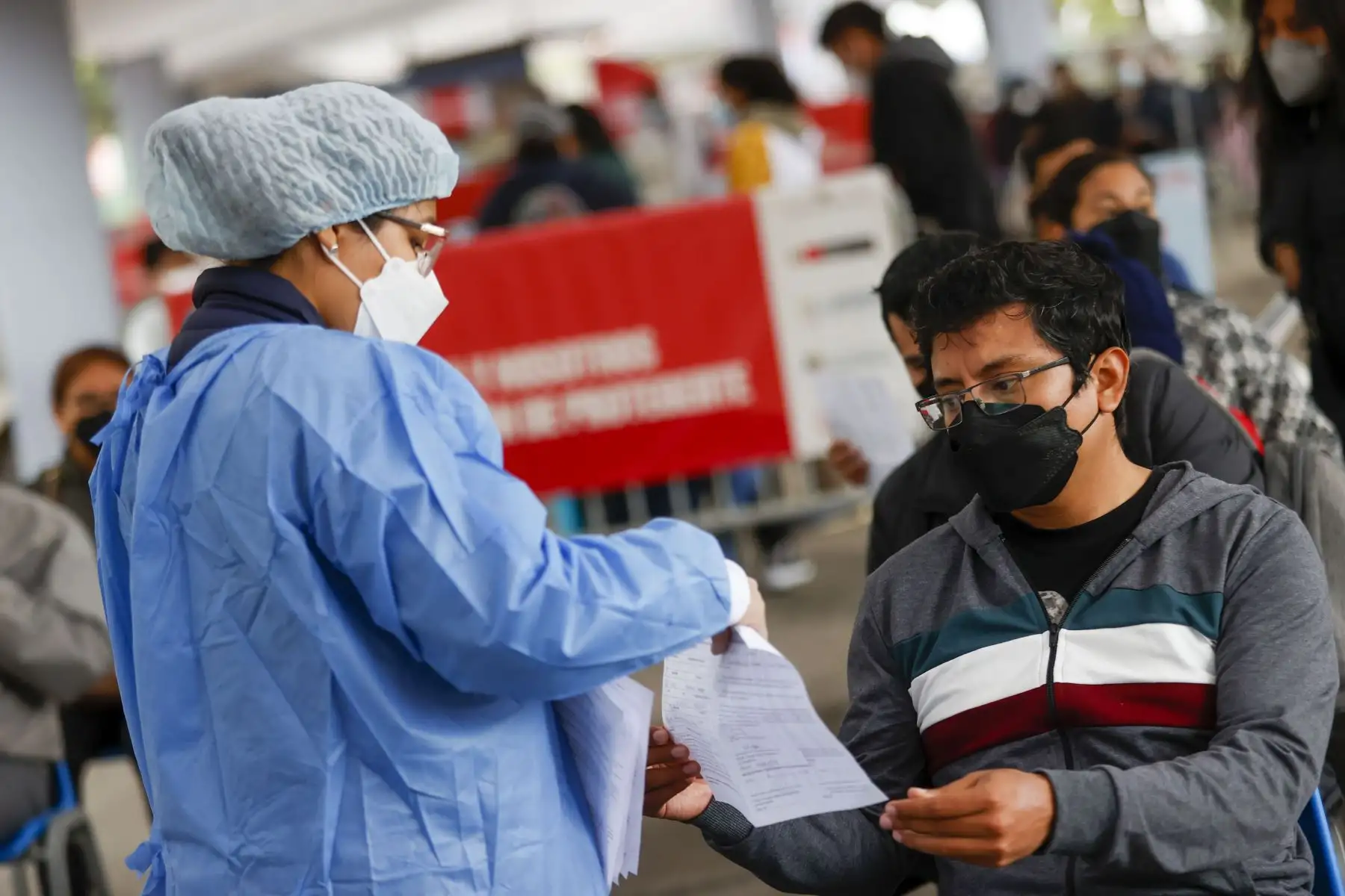 Adultos y niños acuden al centro de vacunación en el Campo de Marte para recibir su 3era o 4ta dosis contra la covid 19 e influenza.
Foto: ANDINA/Carla Patiño Ramírez