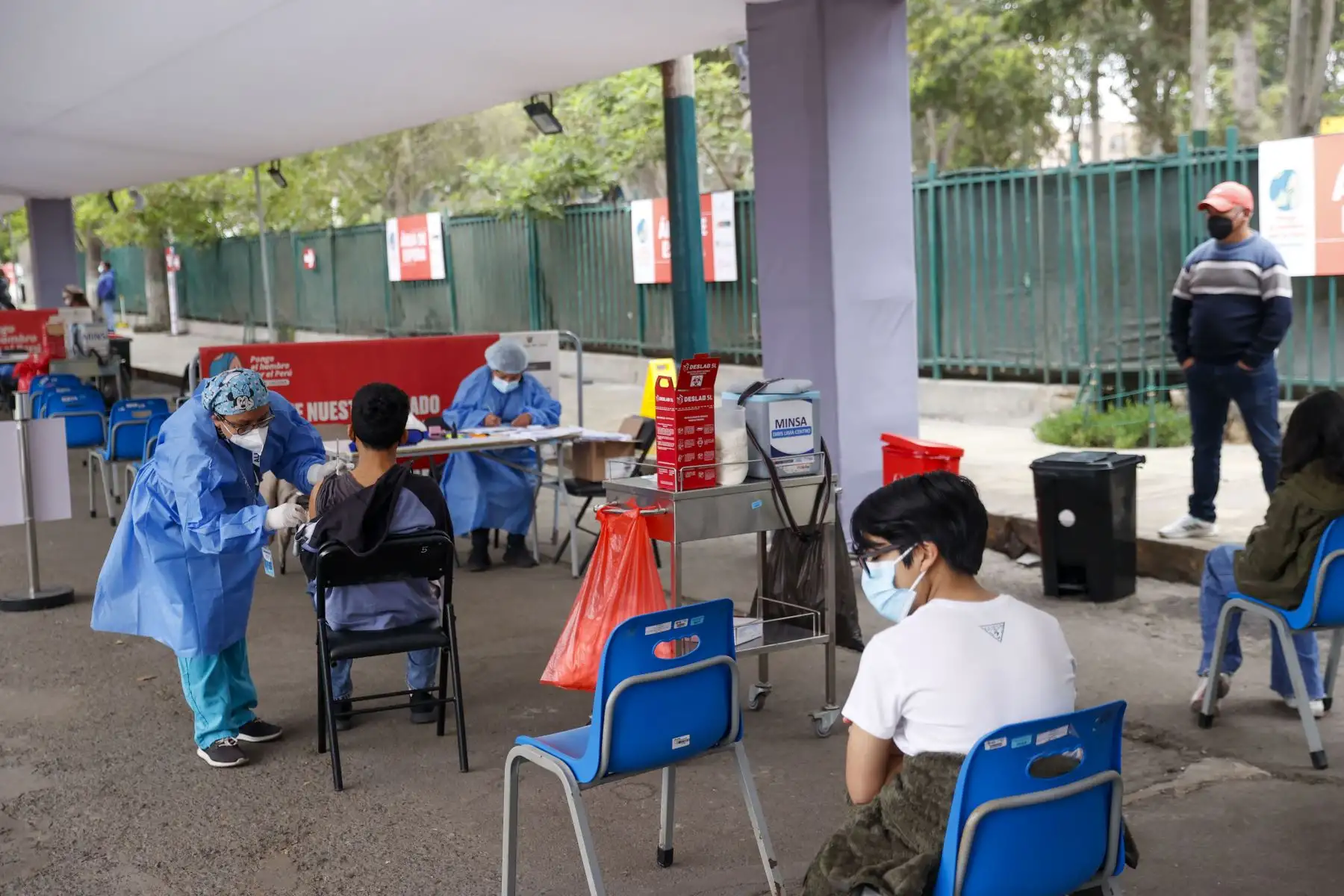 Adultos y niños acuden al centro de vacunación en el Campo de Marte para recibir su 3era o 4ta dosis contra la covid 19 e influenza.
Foto: ANDINA/Carla Patiño Ramírez