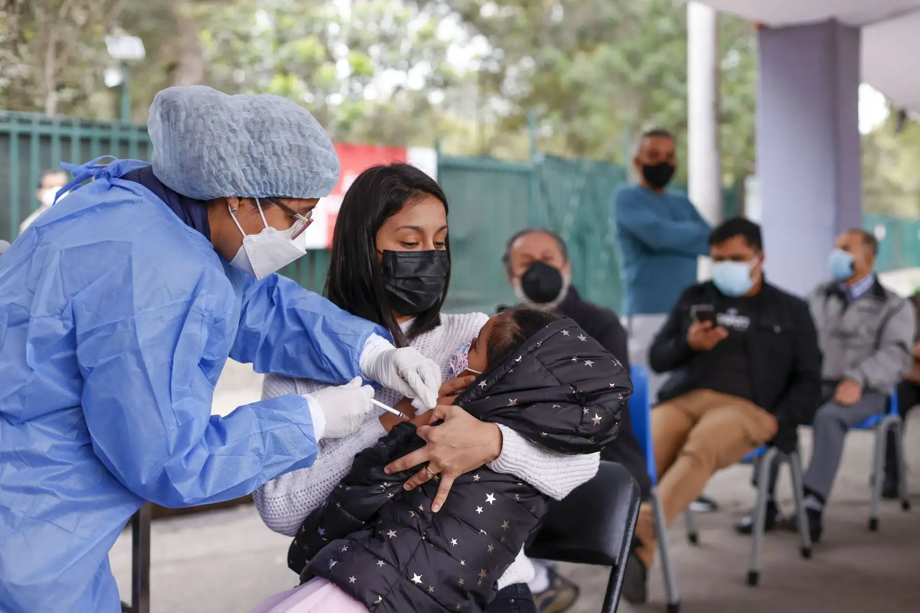 Adultos y niños acuden al centro de vacunación en el Campo de Marte para recibir su 3era o 4ta dosis contra la covid 19 e influenza.
Foto: ANDINA/Carla Patiño Ramírez