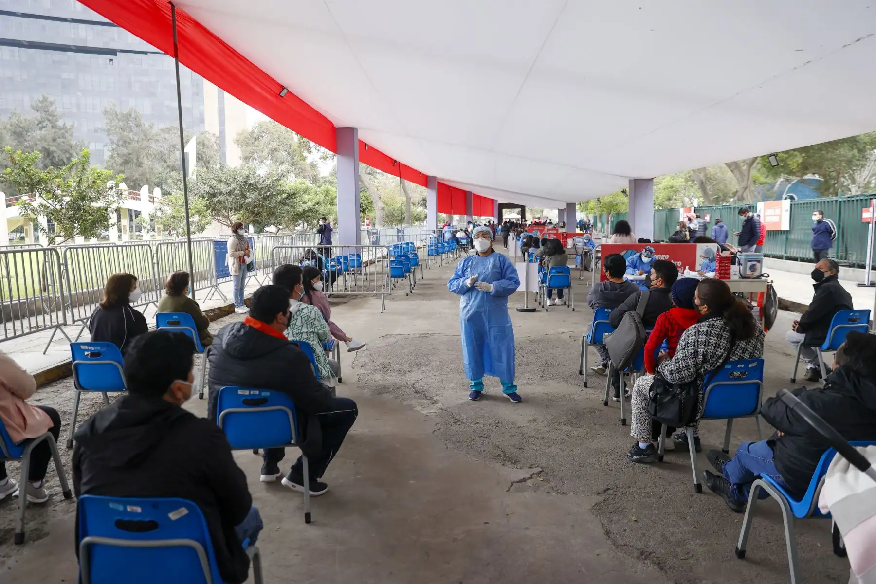 Adultos y niños acuden al centro de vacunación en el Campo de Marte para recibir su 3era o 4ta dosis contra la covid 19 e influenza.
Foto: ANDINA/Carla Patiño Ramírez
