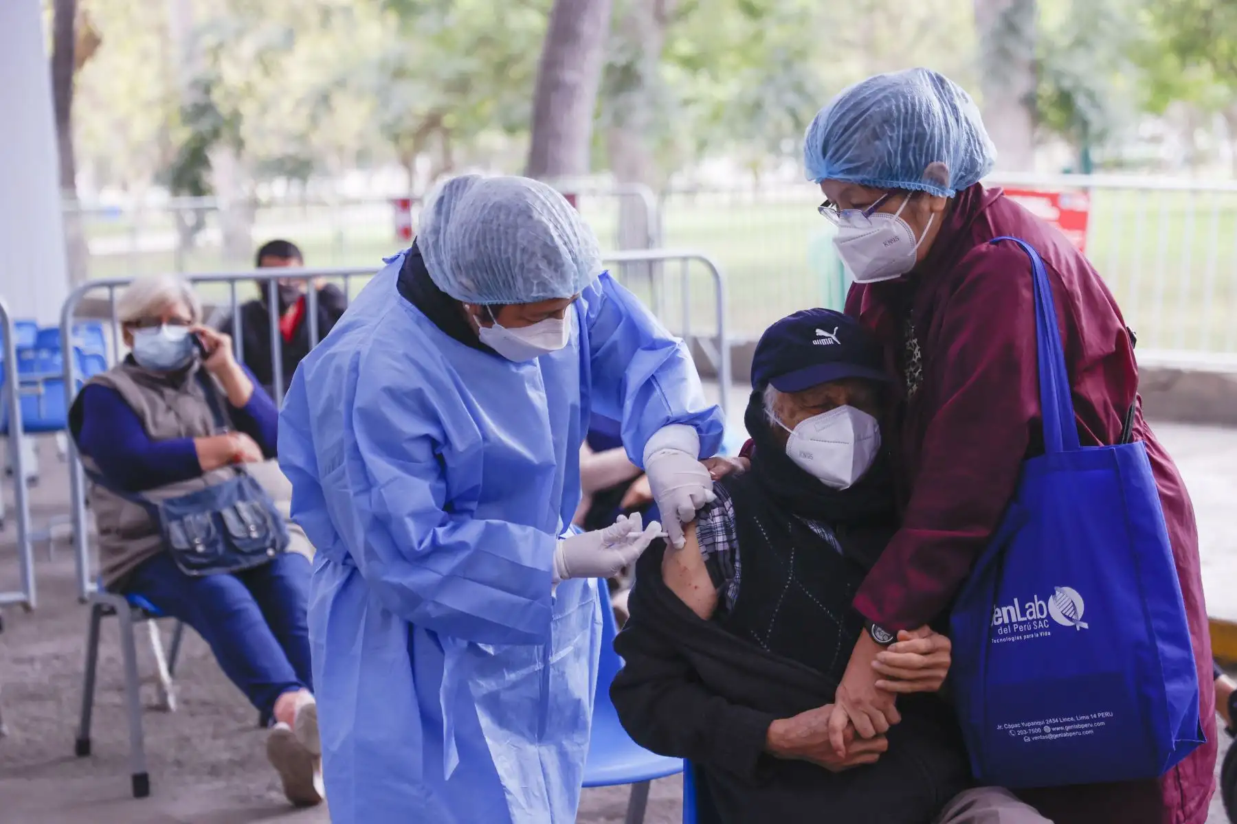 Adultos y niños acuden al centro de vacunación en el Campo de Marte para recibir su 3era o 4ta dosis contra la covid 19 e influenza.
Foto: ANDINA/Carla Patiño Ramírez