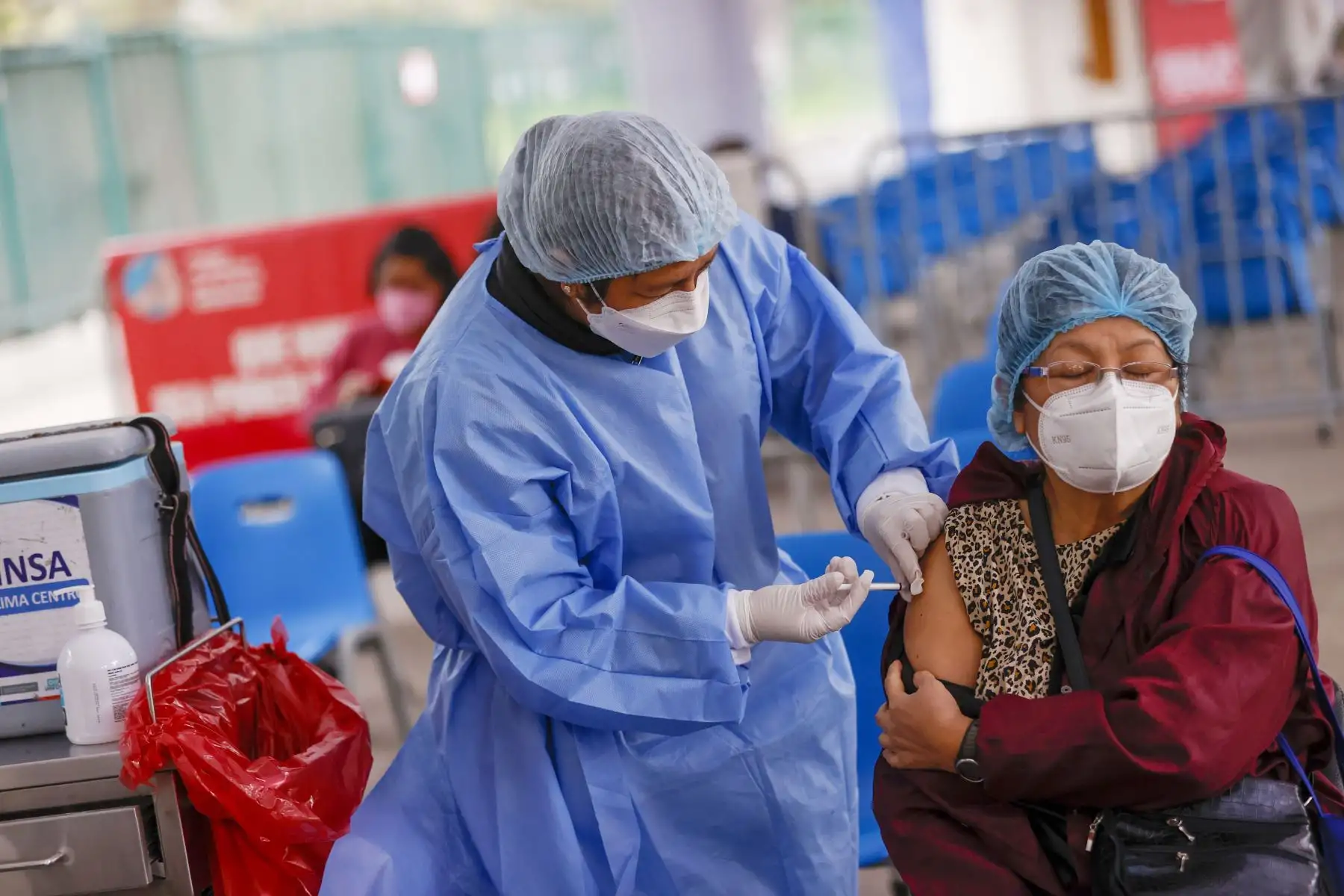Adultos y niños acuden al centro de vacunación en el Campo de Marte para recibir su 3era o 4ta dosis contra la covid 19 e influenza.
Foto: ANDINA/Carla Patiño Ramírez