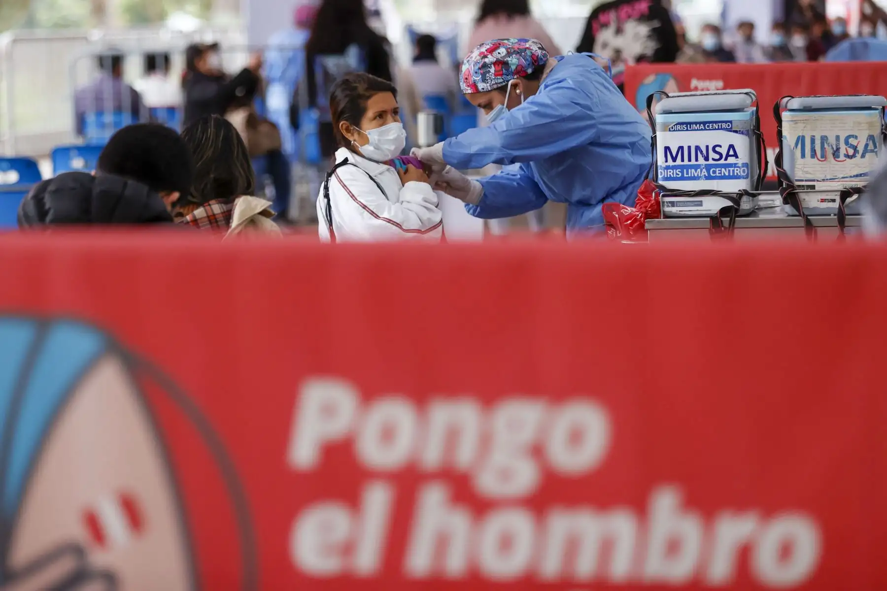 Adultos y niños acuden al centro de vacunación en el Campo de Marte para recibir su 3era o 4ta dosis contra la covid 19 e influenza.
Foto: ANDINA/Carla Patiño Ramírez