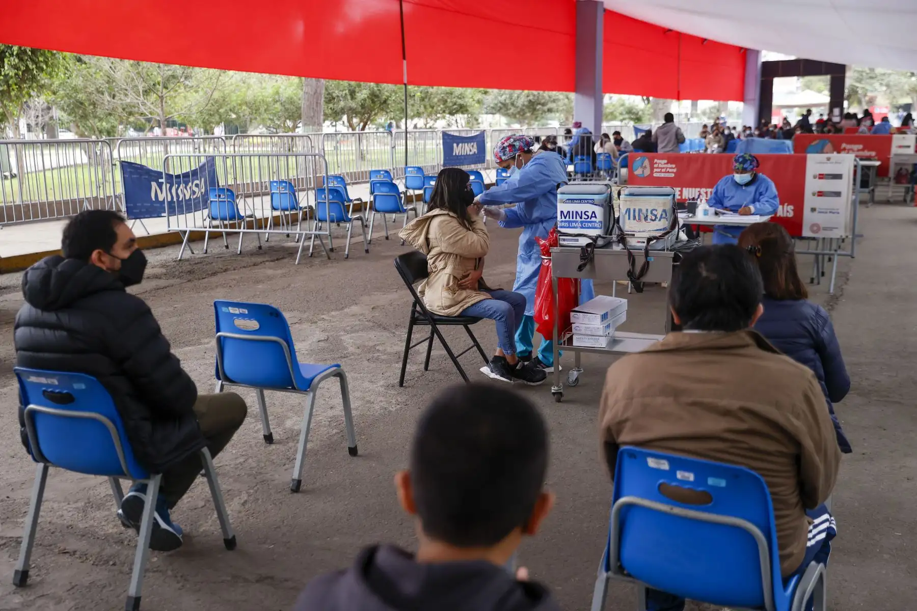 Adultos y niños acuden al centro de vacunación en el Campo de Marte para recibir su 3era o 4ta dosis contra la covid 19 e influenza.
Foto: ANDINA/Carla Patiño Ramírez