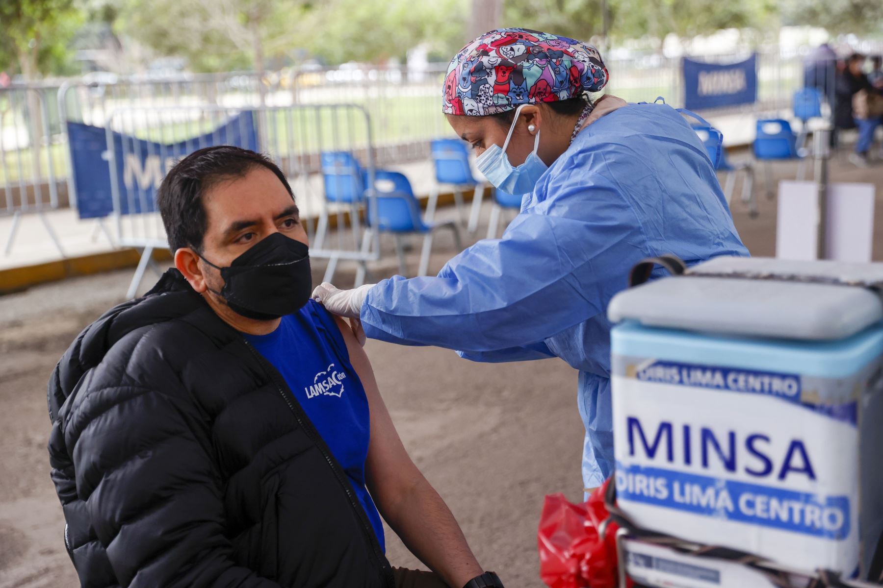 Adultos y niños acuden al centro de vacunación en el Campo de Marte para recibir su tercera o cuarta dosis contra el covid-19 e influenza. Foto: ANDINA/Carla Patiño Ramírez.