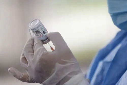 Minsa garantiza la gratuidad y el abastecimiento de todas las vacunas del esquema regular, las mismas que se encuentran disponibles de manera gratuita en los establecimientos de salud a nivel nacional, las cuales no solo protegen a los más pequeños contra enfermedades, sino también a niños, adolescentes, jóvenes, gestantes, adultos y adultos mayores.ANDINA