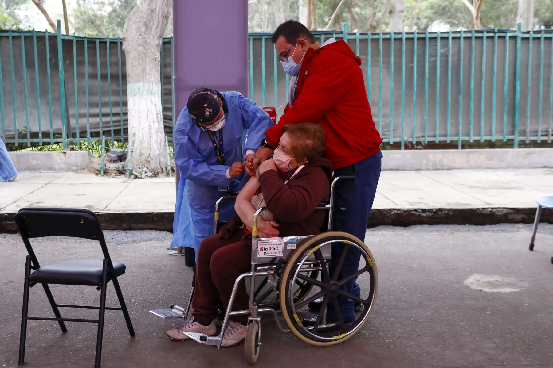 Adultos y niños acuden al centro de vacunación en el Campo de Marte para recibir su 3era o 4ta dosis contra la covid 19 e influenza.
Foto: ANDINA/Carla Patiño Ramírez