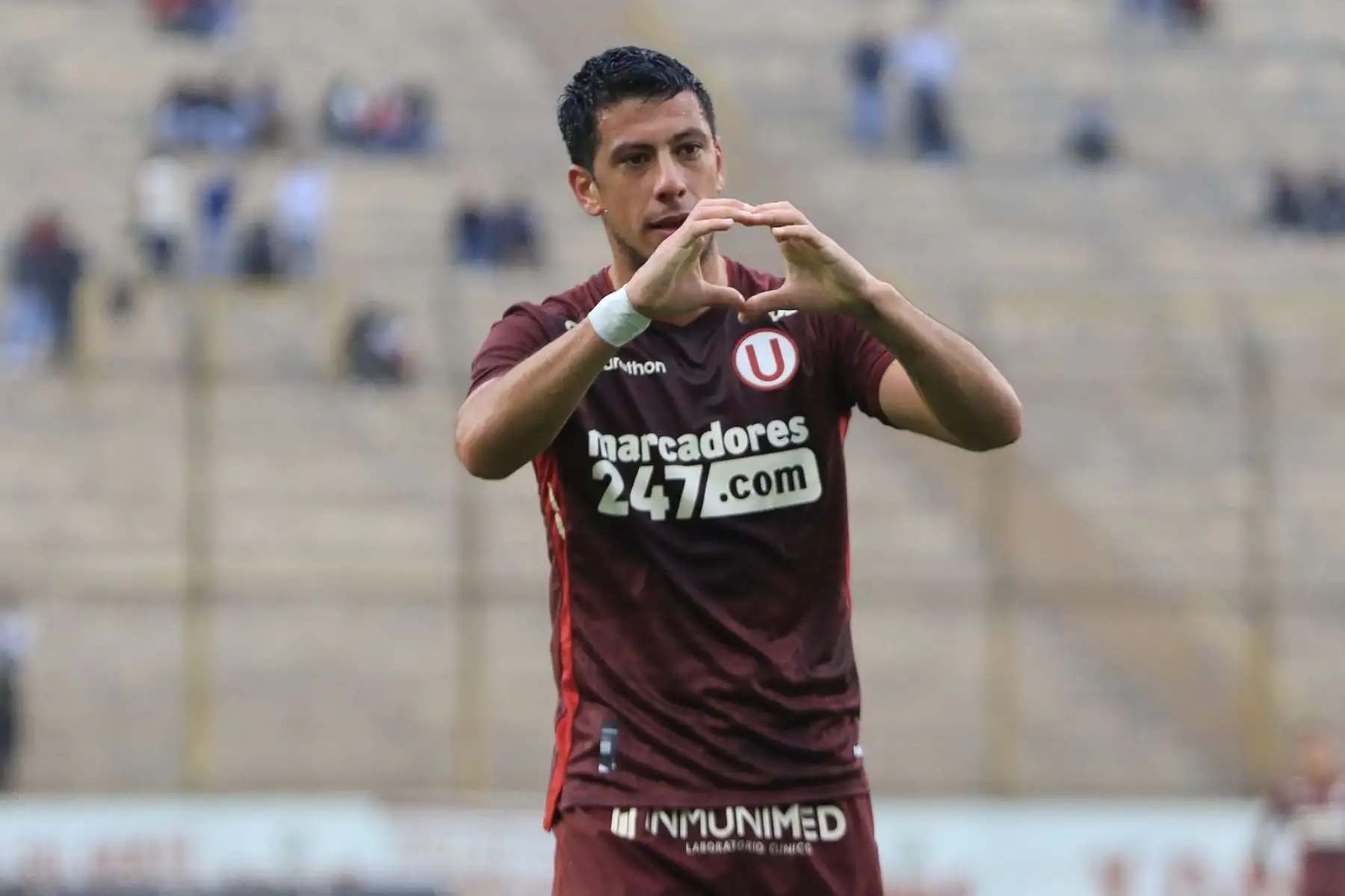 Federico Alonso de Universitario celebra tras marcar el 2 a 0 a USMP durante partido por la segunda fecha de la Liga 1, en el Estadio Monumental. Foto: Liga 1
