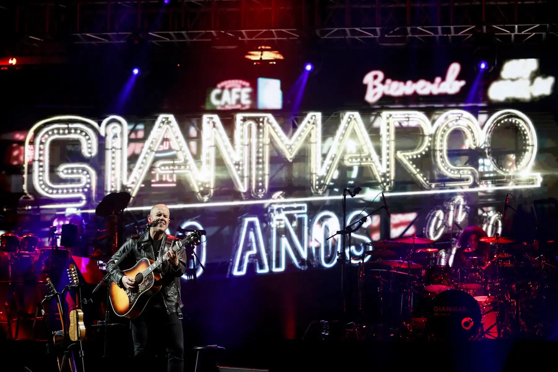 El músico peruano Gian Marco celebró a lo grande sus 30 años de carrera musical con un multitudinario concierto en el Estadio Nacional. Foto: ANDINA/Renato Pajuelo