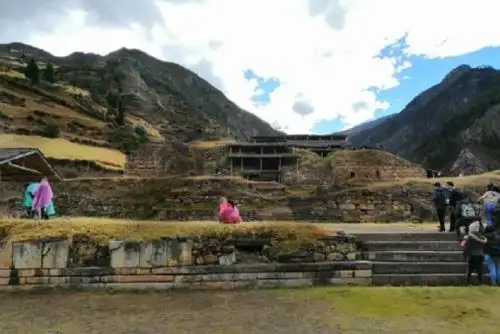 La cancelación de paquetes turísticos tanto de las empresas de Huaraz como de Lima para visitar el complejo Chavín  de Huántar, debido a su cierre temporal a causa del deslizamiento del cerro Cruz de Shallapa, generó pérdidas de aproximadamente un millón de soles.