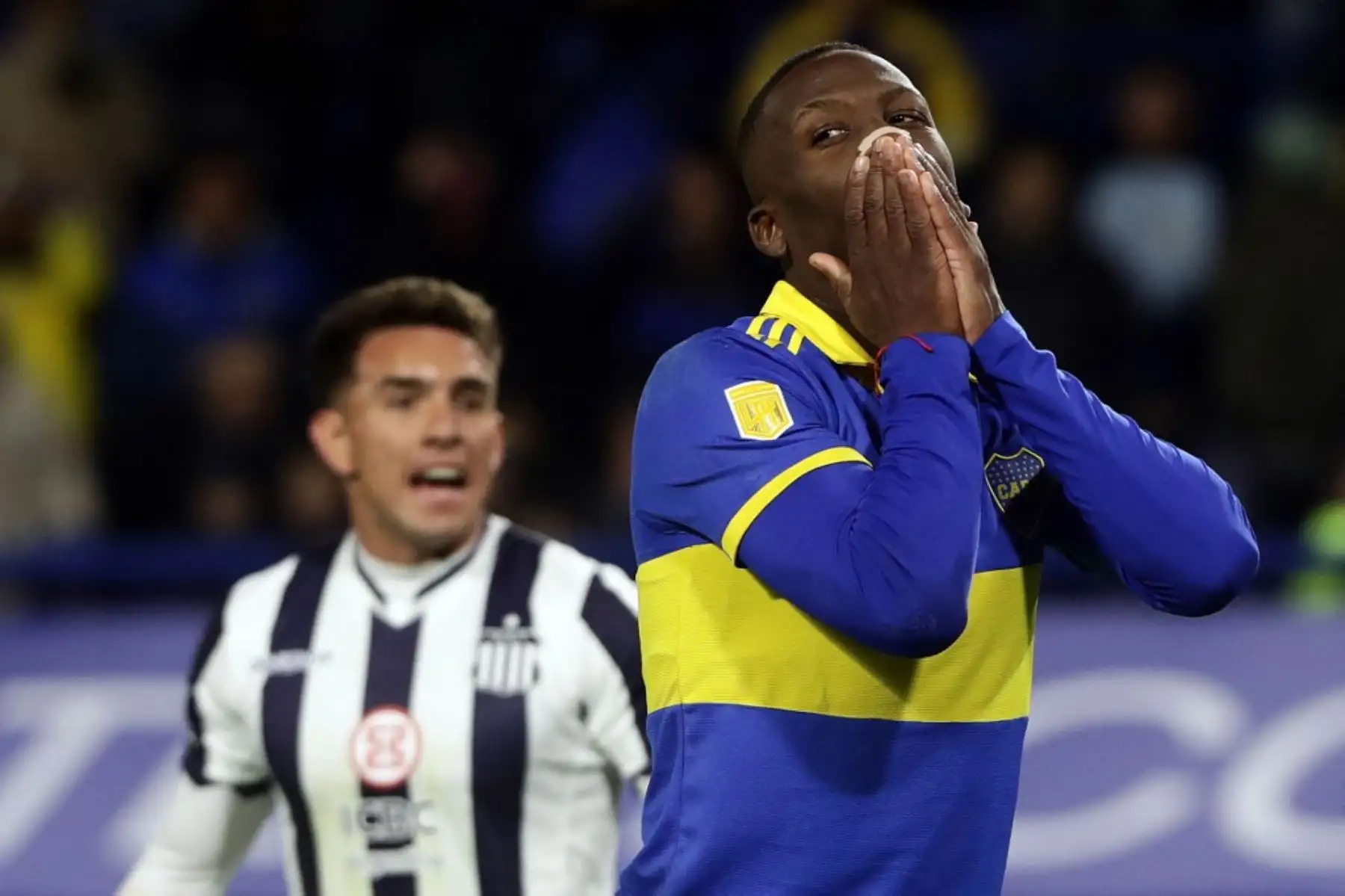 Luis Advíncula es una de las piezas claves en la oncena titular del Boca Juniors