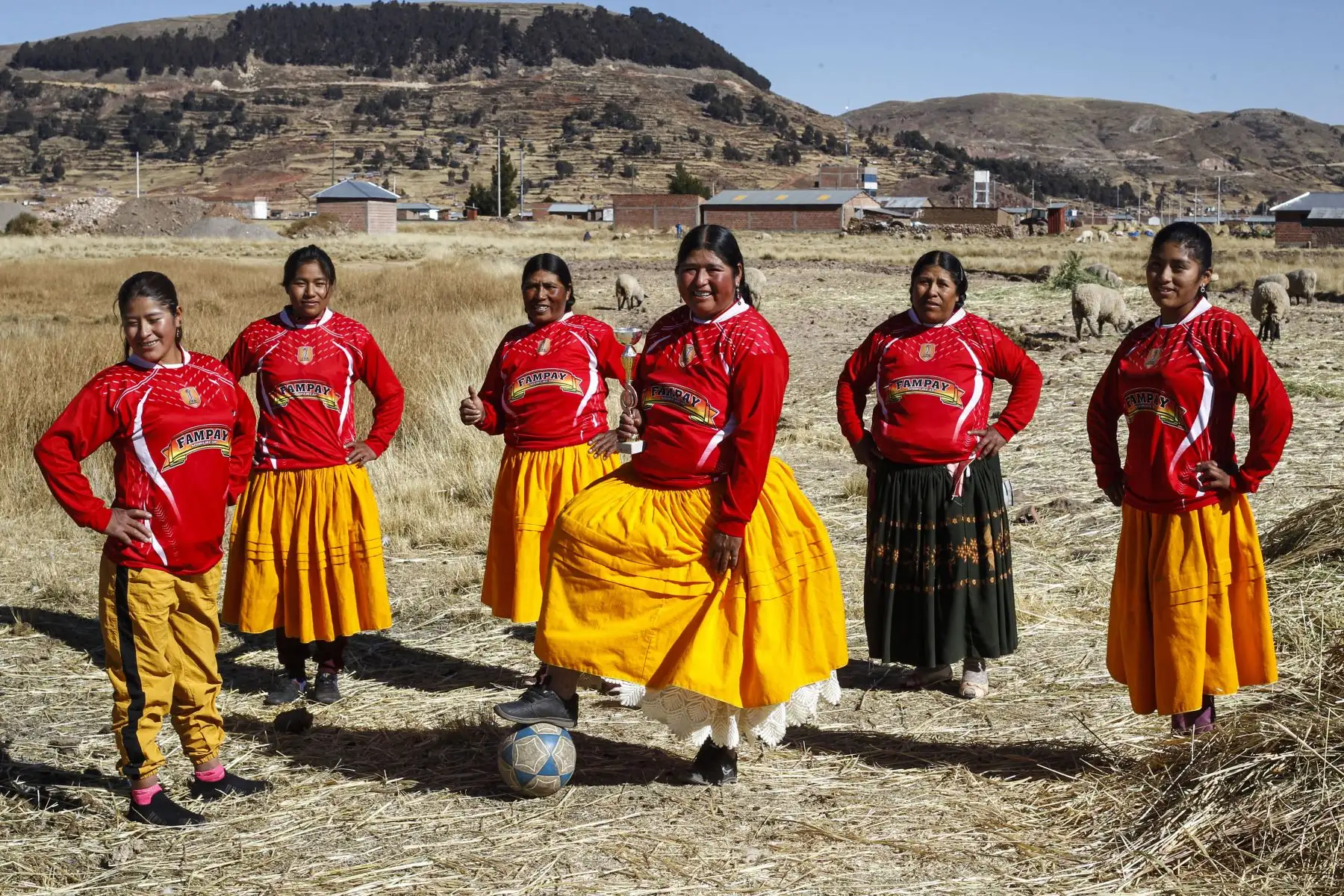 Un equipo de fútbol de mujeres indígenas aymaras posa para una foto antes de un campeonato en el distrito aymara de Juli en Puno, al sur de Perú.
Foto: AFP
