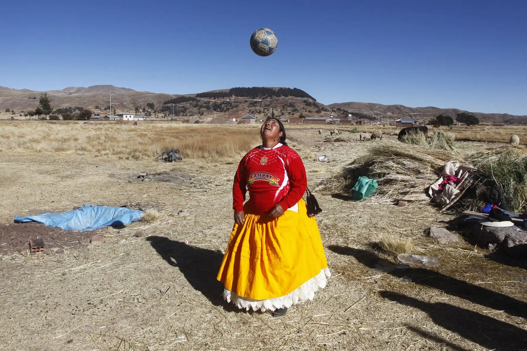 Una mujer indígena aymara juega al fútbol durante un campeonato en el distrito aymara de Juli en Puno, al sur de Perú.
Foto: AFP