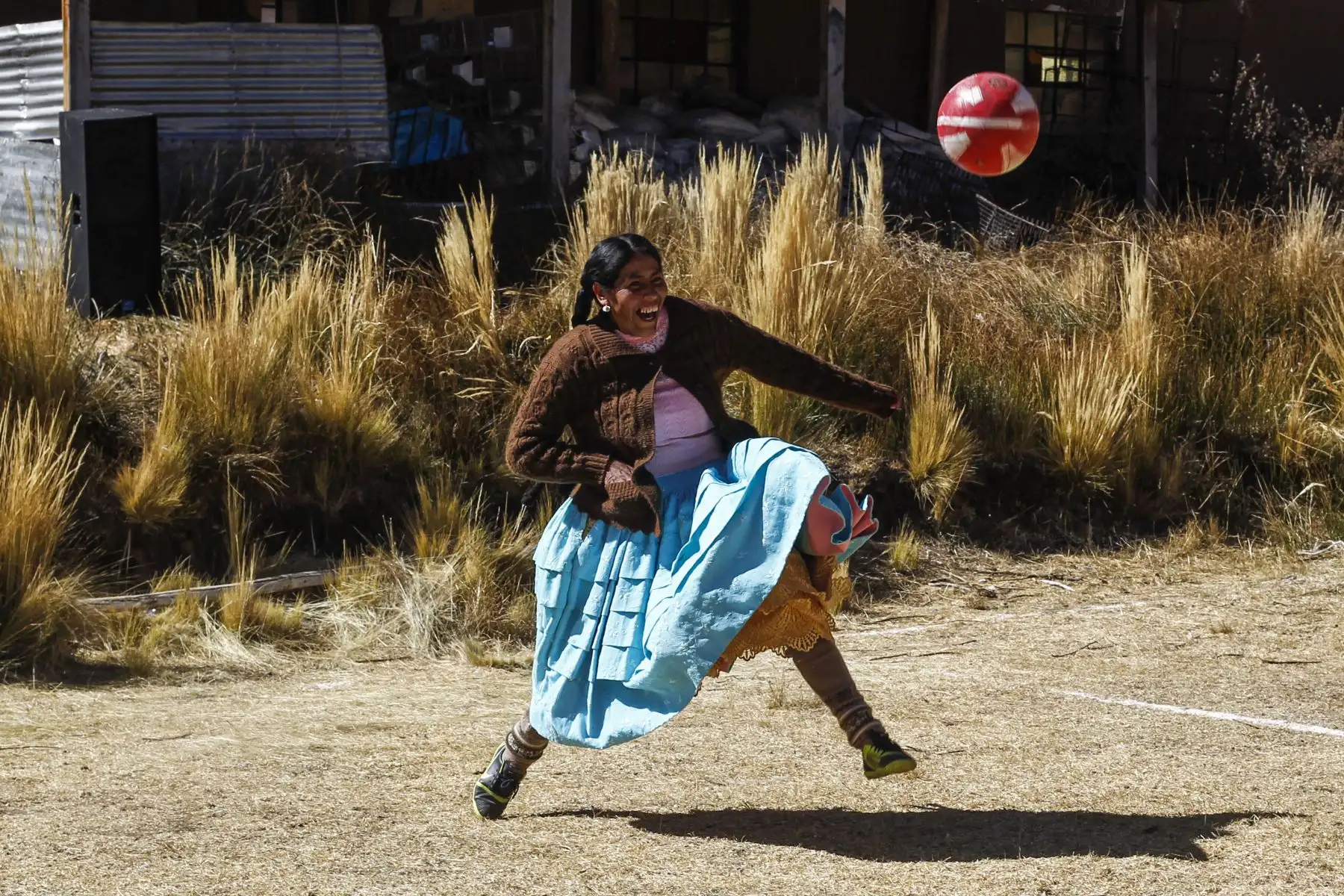 Una mujer indígena aymara juega al fútbol durante un campeonato en el distrito aymara de Juli en Puno, sur de Perú.
Foto: AFP