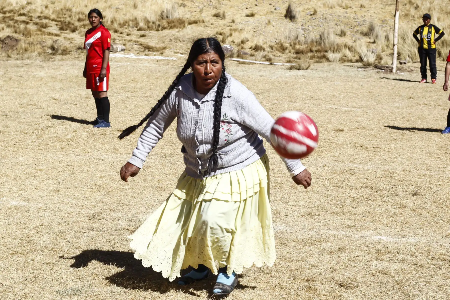 Una mujer indígena aymara juega al fútbol durante un campeonato en el distrito aymara de Juli en Puno, al sur de Perú.
Foto: AFP