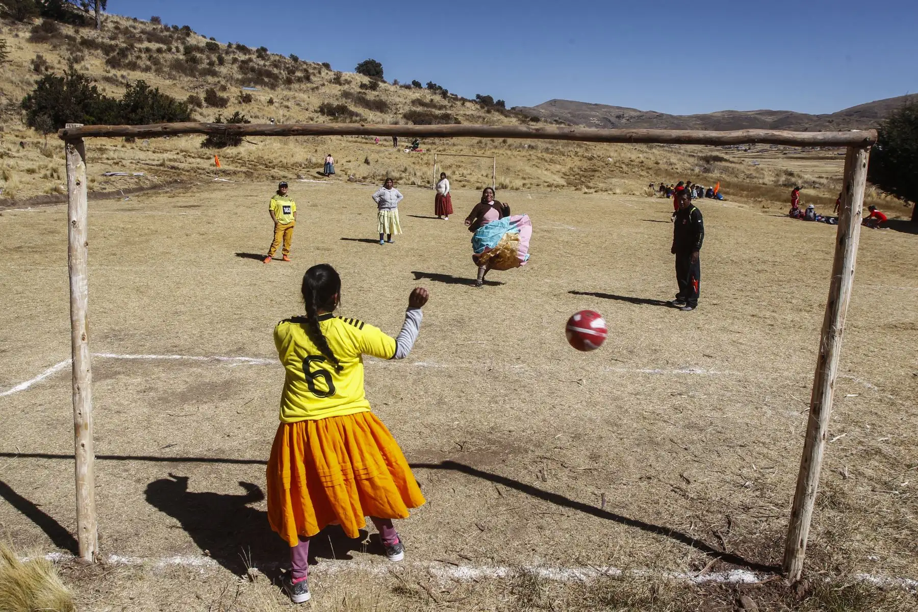 Mujeres indígenas aymaras juegan fútbol durante un campeonato en el distrito aymara de Juli en Puno, sur de Perú.
Foto: AFP