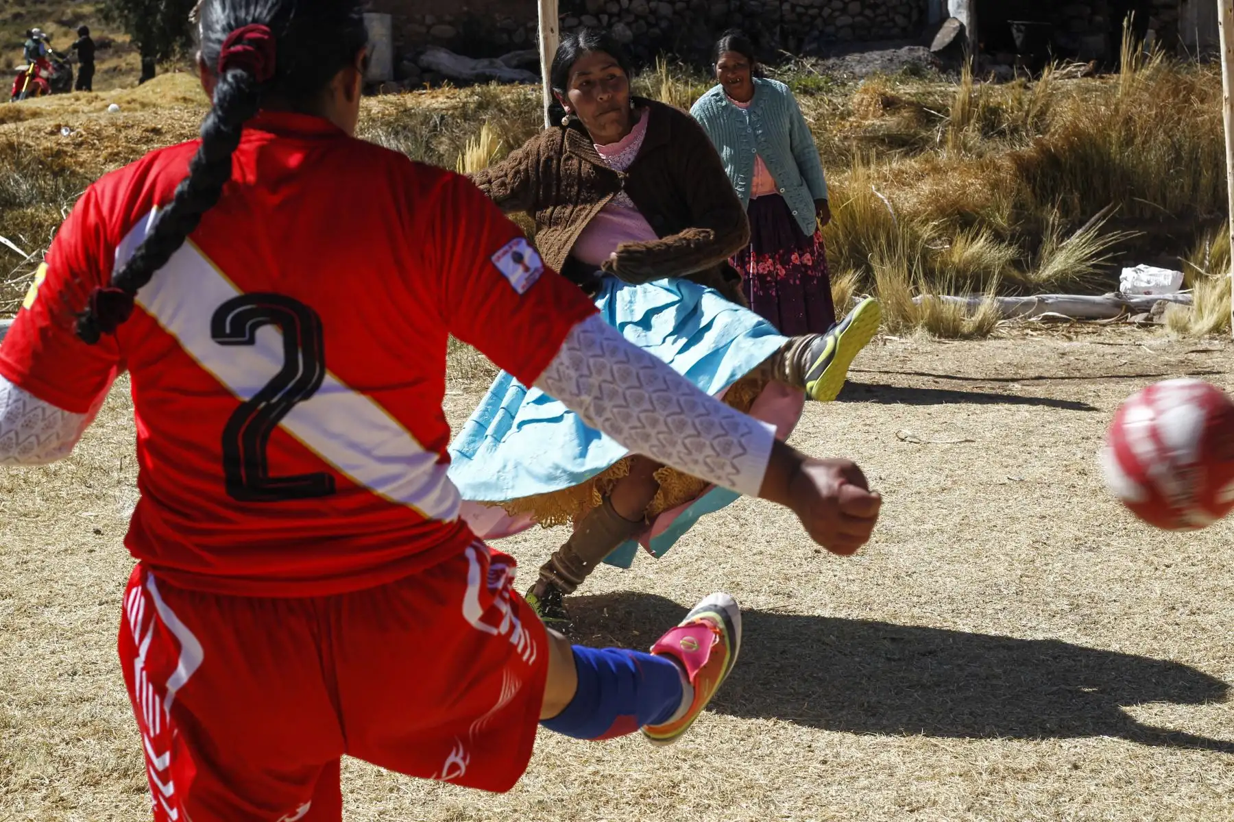 Mujeres indígenas aymaras juegan fútbol durante un campeonato en el distrito aymara de Juli en Puno, sur de Perú.
Foto: AFP