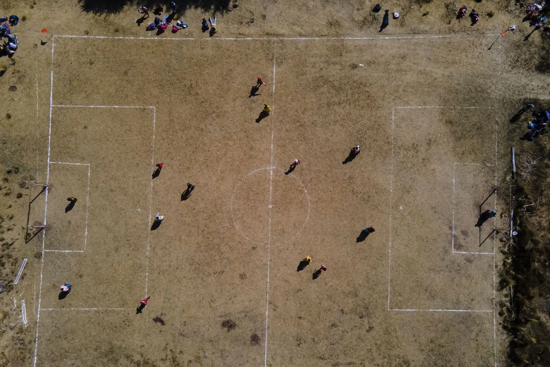En esta vista aérea, mujeres indígenas aymaras juegan fútbol durante un campeonato en el distrito aymara de Juli en Puno, al sur de Perú.
Foto: AFP