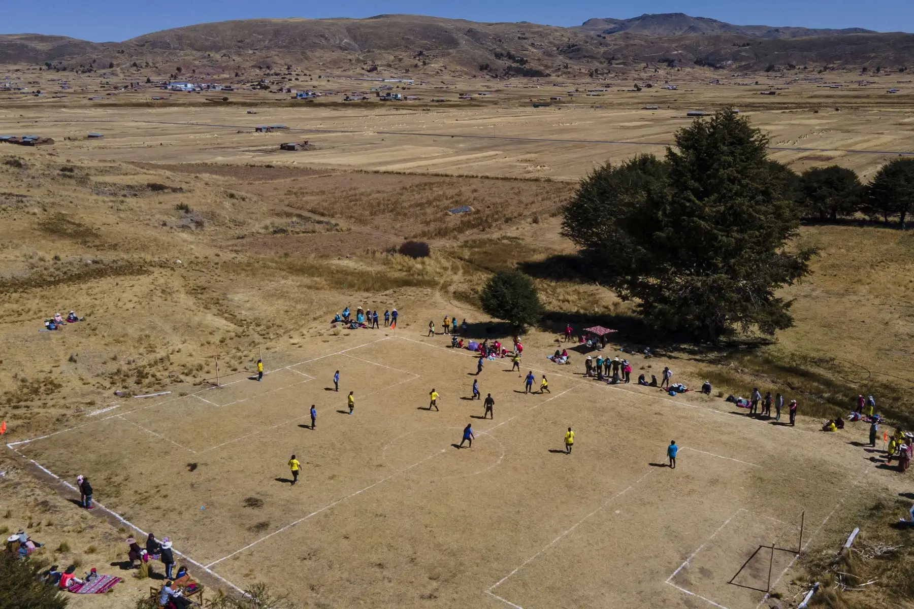 En esta vista aérea, mujeres indígenas aymaras juegan fútbol durante un campeonato en el distrito aymara de Juli en Puno, al sur de Perú.
Foto: AFP