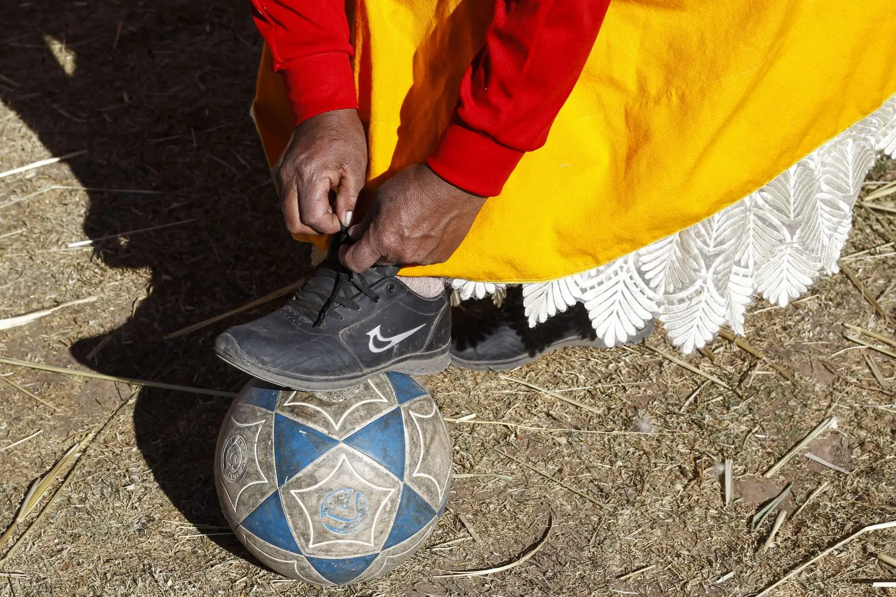 Una indígena aymara se ata los zapatos antes de un campeonato en el distrito aymara de Juli en Puno, al sur de Perú.
Foto: AFP