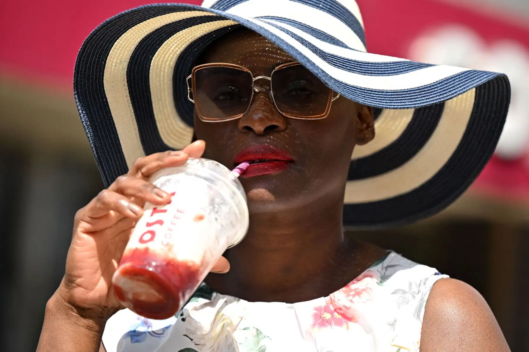 Un miembro del público bebe una bebida helada de Costa Coffee en Blackpool, noroeste de Inglaterra.
Foto: AFP