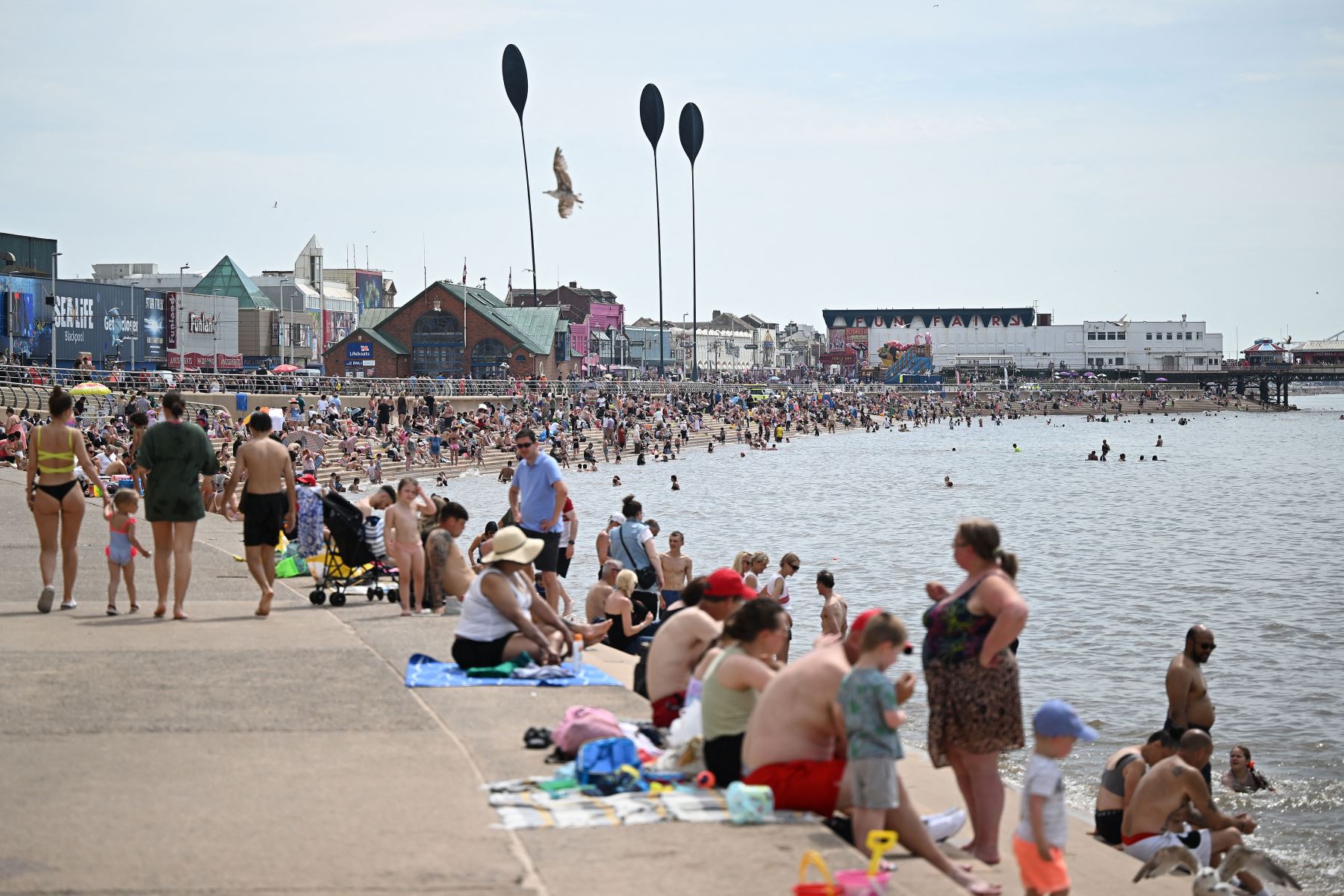 Los bañistas disfrutan del sol y el mar en Blackpool, noroeste de Inglaterra.
Foto: AFP