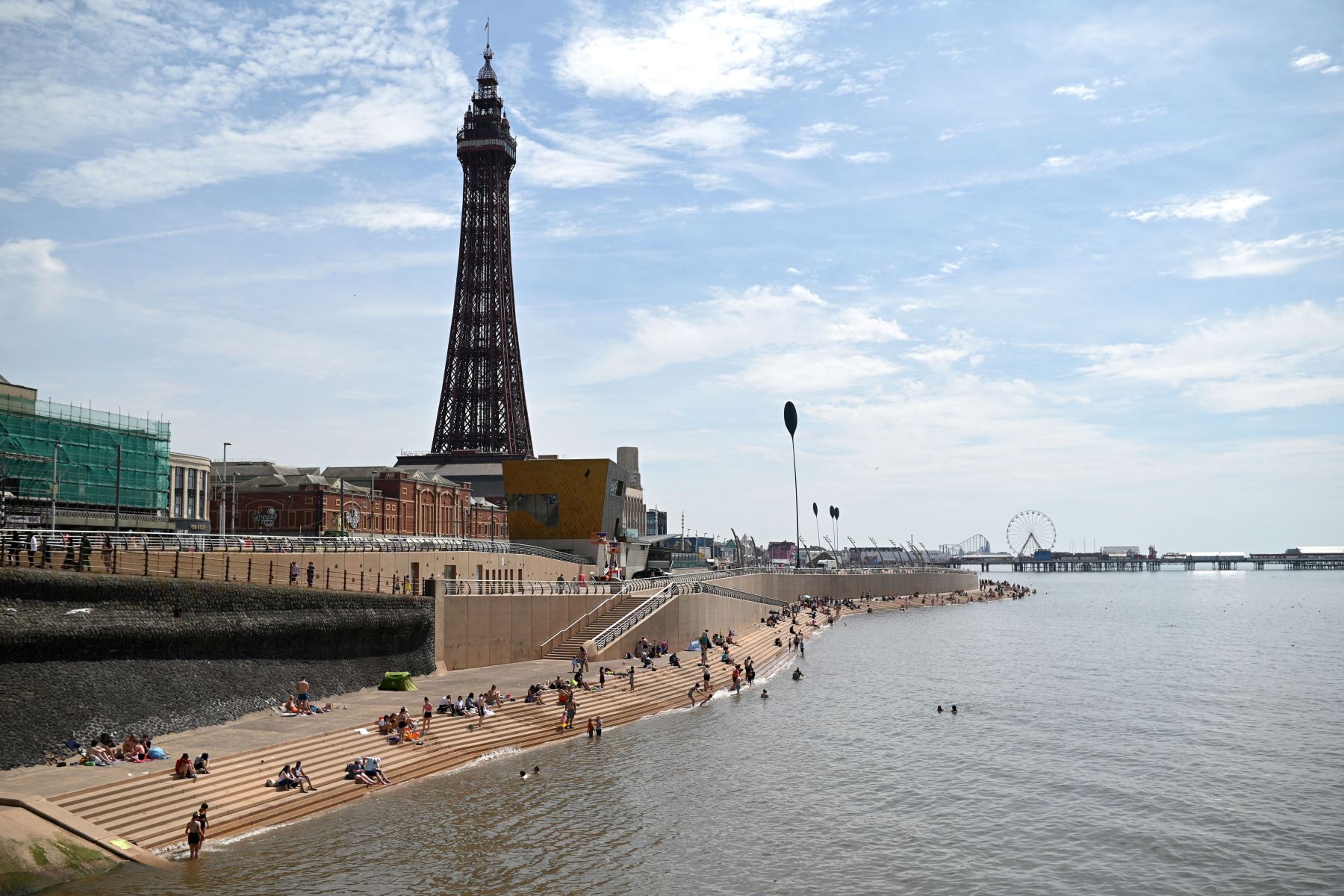 Los bañistas disfrutan del sol y el mar en Blackpool, noroeste de Inglaterra. La agencia meteorológica del Reino Unido emitió el viernes su primera advertencia "roja" por calor excepcional, pronosticando niveles récord de 40 grados centígrados la próxima semana.
Foto: AFP