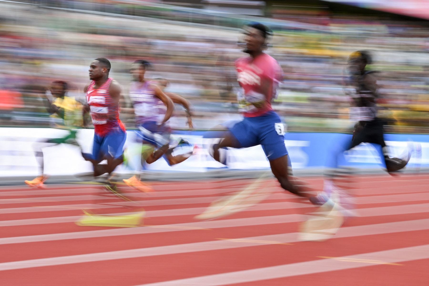 Christian Coleman de EE. UU.  y Fred Kerley de EE. UU. compiten en la semifinal masculina de 100 m durante el Campeonato Mundial de Atletismo en Hayward Field en Eugene, Oregón.
Foto: AFP