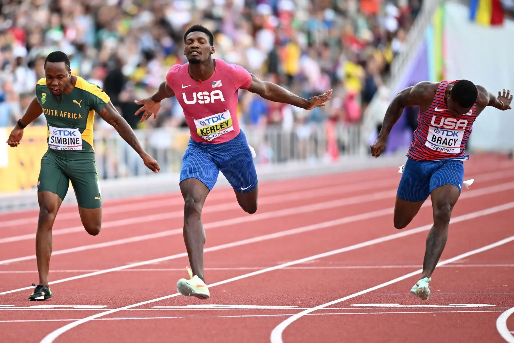 Akani Simbine  de Sudáfrica, Fred Kerley  de EE. UU. y Marvin Bracy de EE. UU. cruzan la línea de meta en la final masculina de 100 m durante el Campeonato Mundial de Atletismo en Hayward Field en Eugene, Oregón.
Foto: AFP