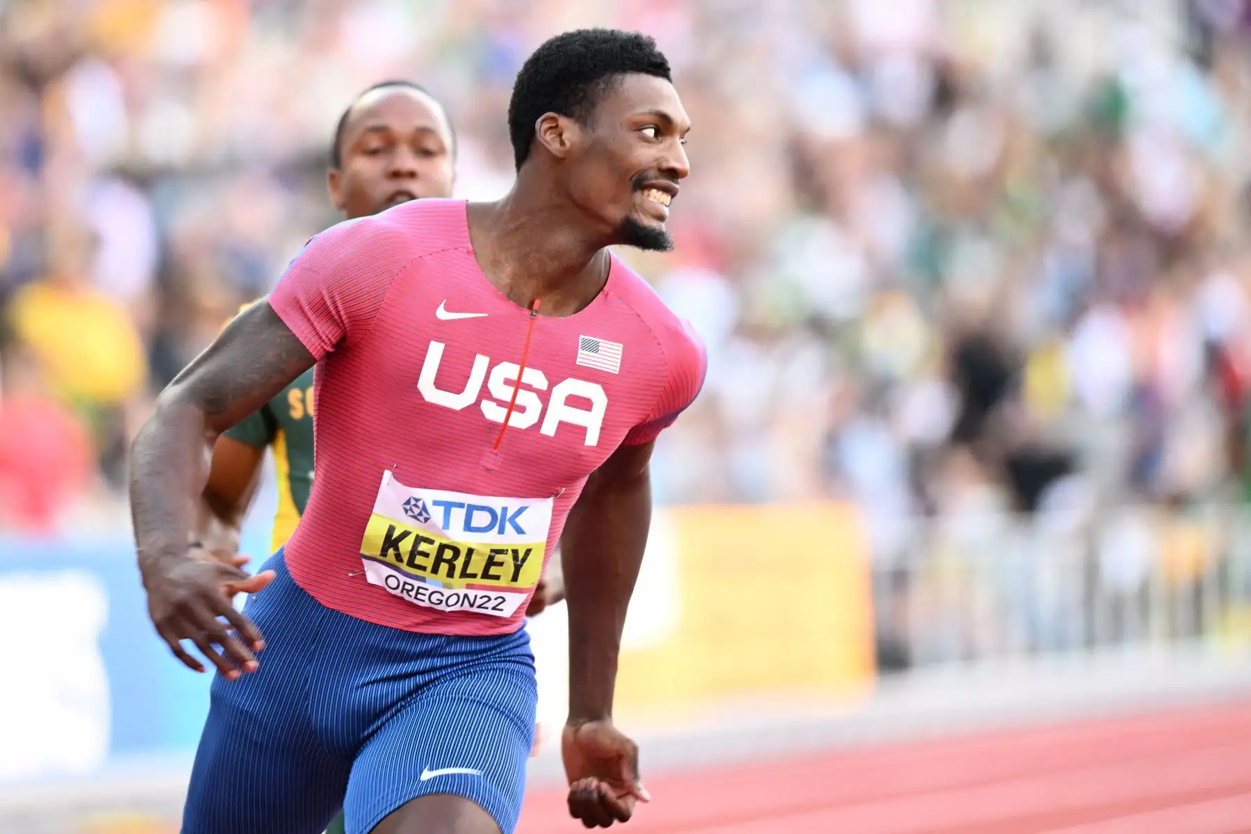 Fred Kerley de EE. UU. celebra después de cruzar la línea de meta en primer lugar en la final masculina de 100 m durante el Campeonato Mundial de Atletismo en Hayward Field en Eugene, Oregón.
Foto: AFP