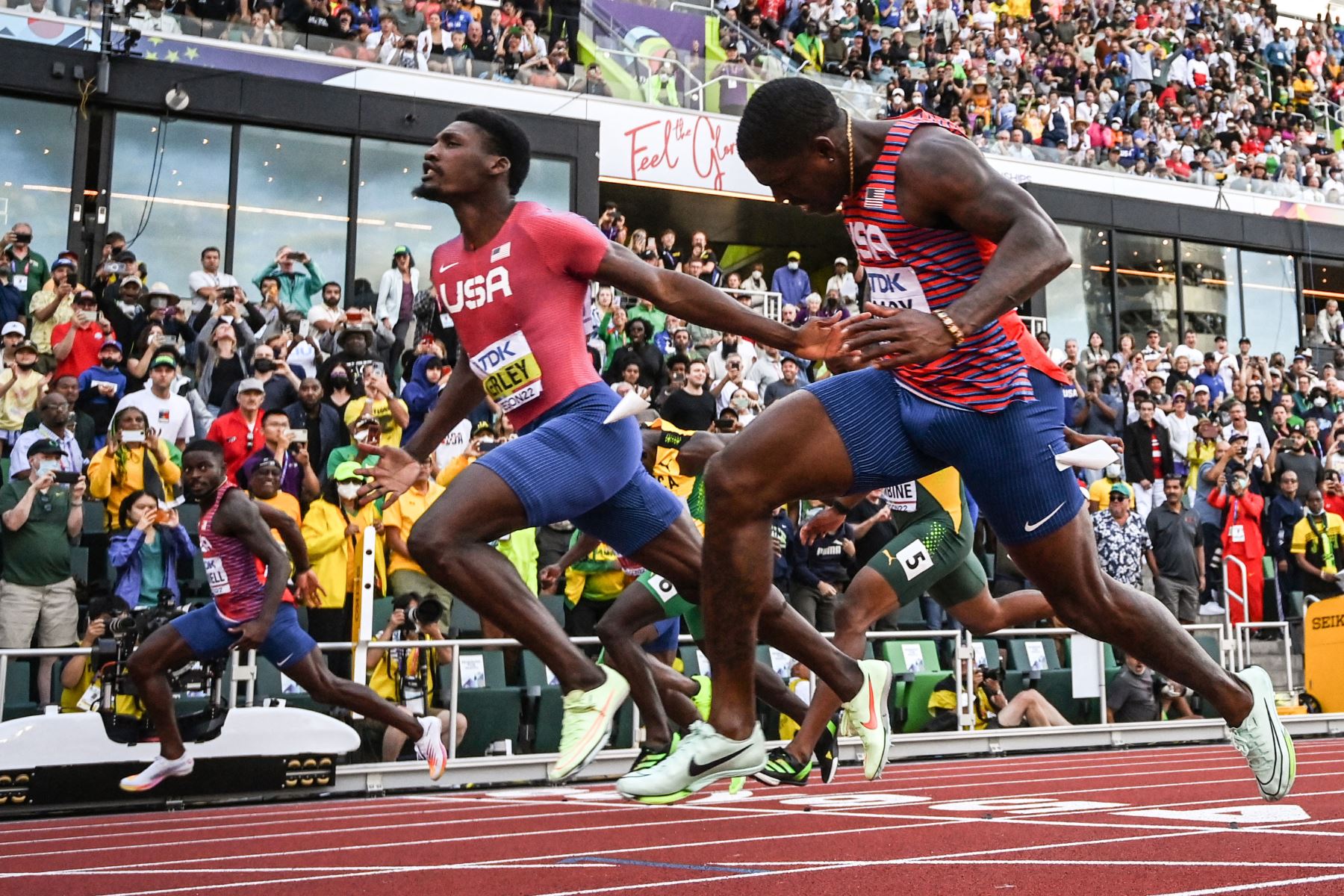 Fred Kerley  de EE. UU. cruza la línea de meta por delante de sus compatriotas Trayvon Bromell  y Marvin Bracy para ganar la final masculina de 100 m durante el Campeonato Mundial de Atletismo en Hayward Field en Eugene, Oregón.
Foto: AFP