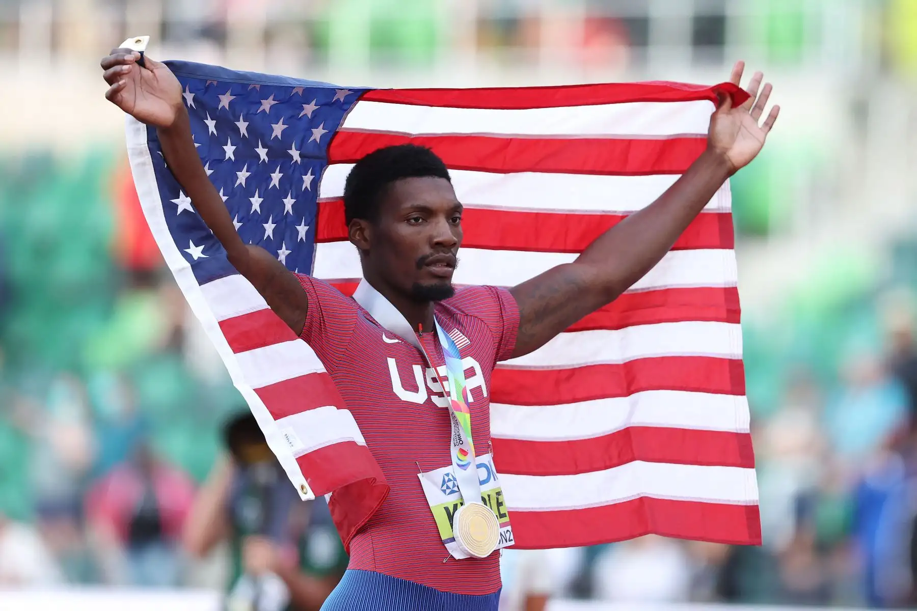 Fred Kerley del equipo de Estados Unidos celebra después de ganar el oro en la final masculina de 100 metros el segundo día del Campeonato Mundial de Atletismo Oregon.
Foto: AFP