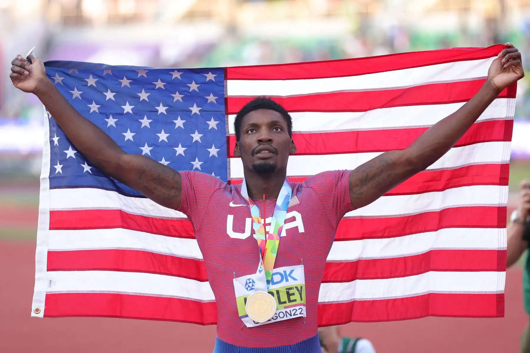Fred Kerley del equipo de Estados Unidos celebra después de ganar el oro en la final masculina de 100 metros el segundo día del Campeonato Mundial de Atletismo Oregon.
Foto: AFP
