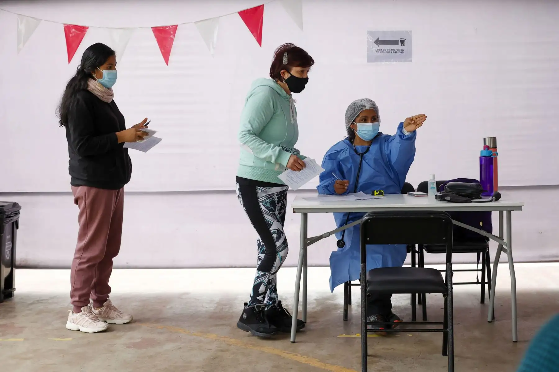 El Ministerio de Salud continúa con la campaña de  vacunación contra el covid-19 y la influenza. En la imagen,  vacunación contra la covid -19 y neumococo en el Parque Zonal Mayta Capac.
Foto: ANDINA/Carla Patiño Ramírez