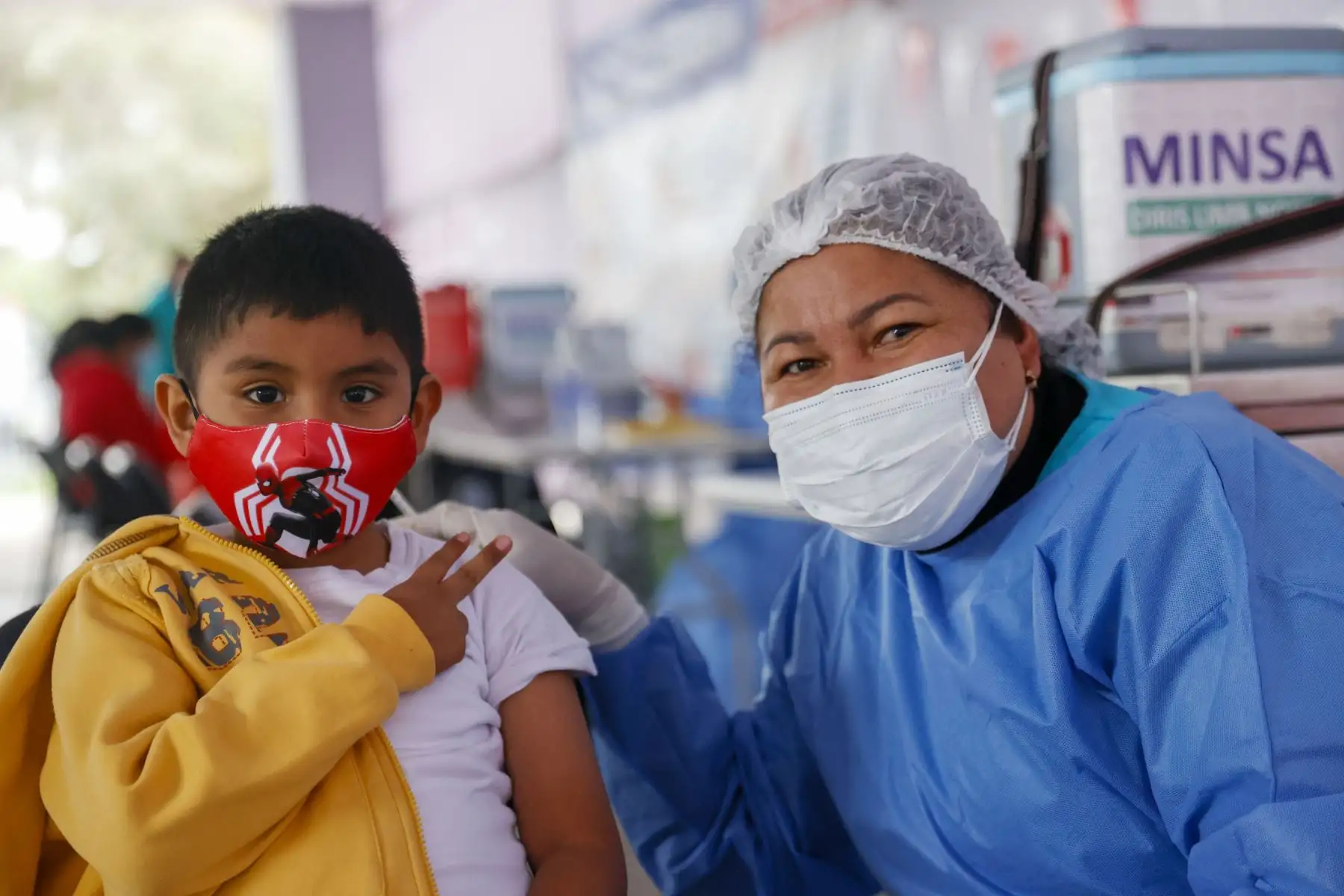 El Ministerio de Salud continúa con la campaña de  vacunación contra el covid-19 y la influenza. En la imagen,  vacunación contra la covid -19 y neumococo en el Parque Zonal Mayta Capac.
Foto: ANDINA/Carla Patiño Ramírez