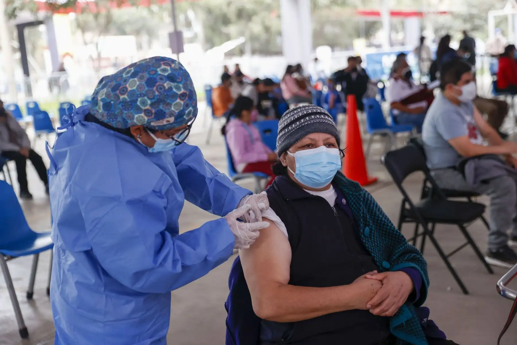 El Ministerio de Salud continúa con la campaña de  vacunación contra el covid-19 y la influenza. En la imagen,  vacunación contra la covid -19 y neumococo en el Parque Zonal Mayta Capac.
Foto: ANDINA/Carla Patiño Ramírez