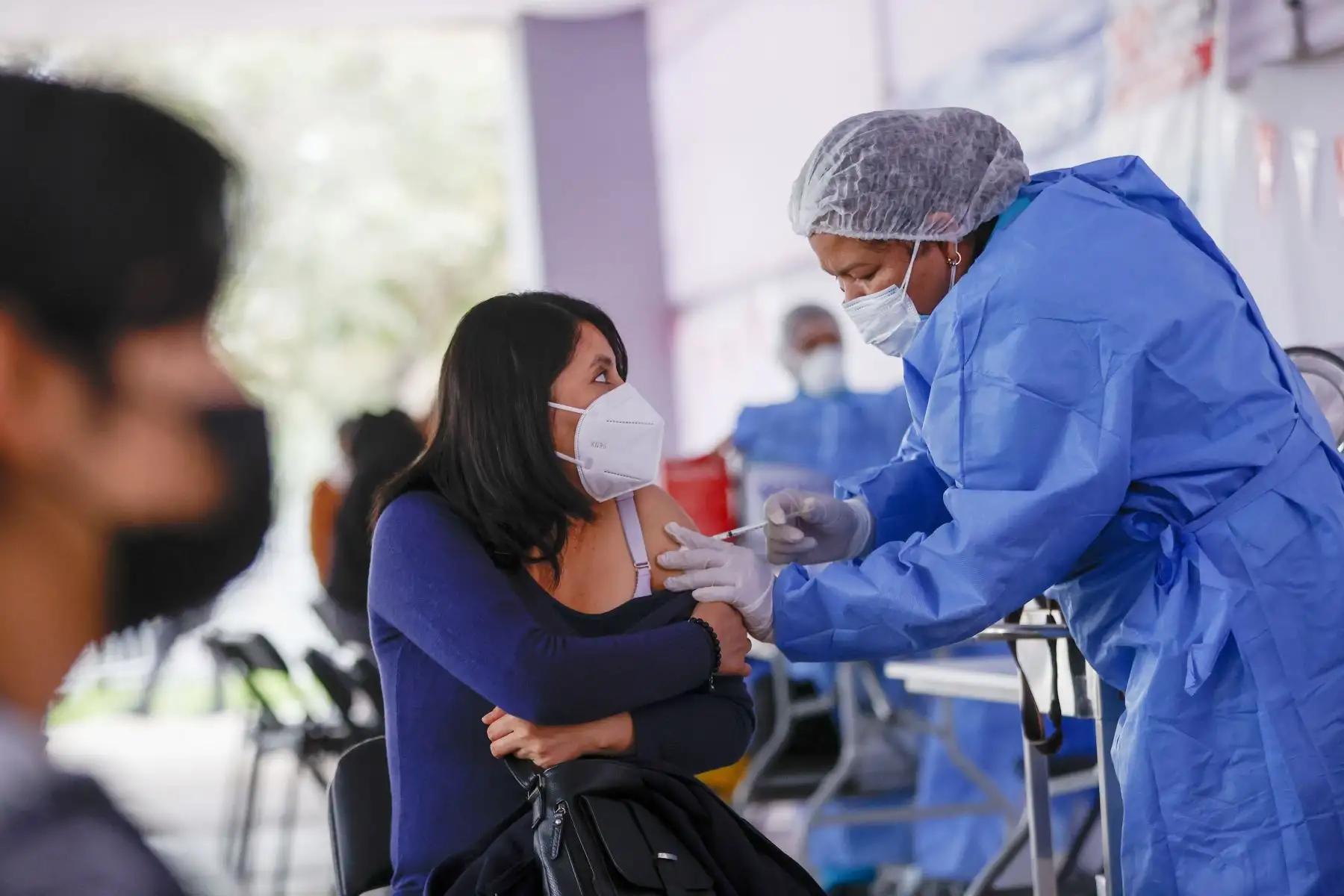 El Ministerio de Salud continúa con la campaña de  vacunación contra el covid-19 y la influenza. En la imagen,  vacunación contra la covid -19 y neumococo en el Parque Zonal Mayta Capac.
Foto: ANDINA/Carla Patiño Ramírez