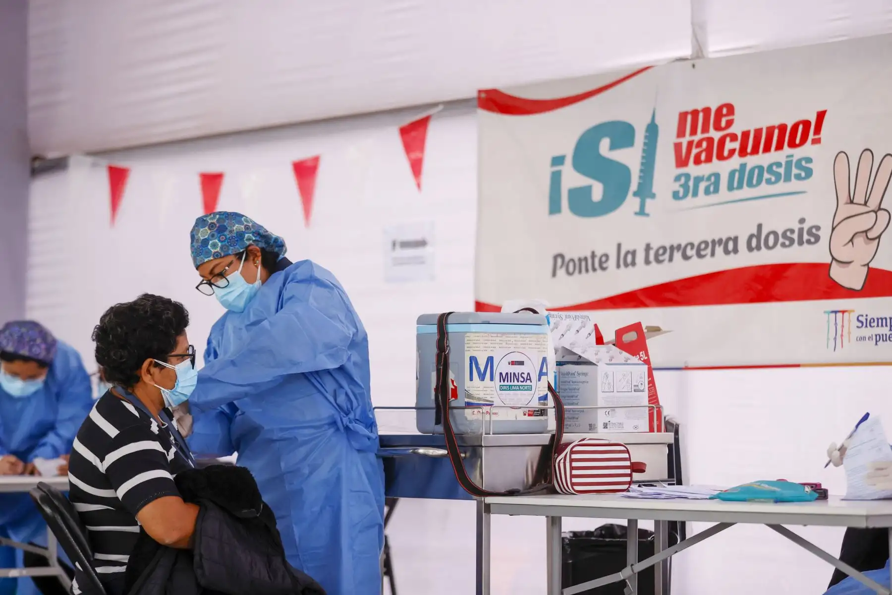 El Ministerio de Salud continúa con la campaña de  vacunación contra el covid-19 y la influenza. En la imagen,  vacunación contra la covid -19 y neumococo en el Parque Zonal Mayta Capac.
Foto: ANDINA/Carla Patiño Ramírez