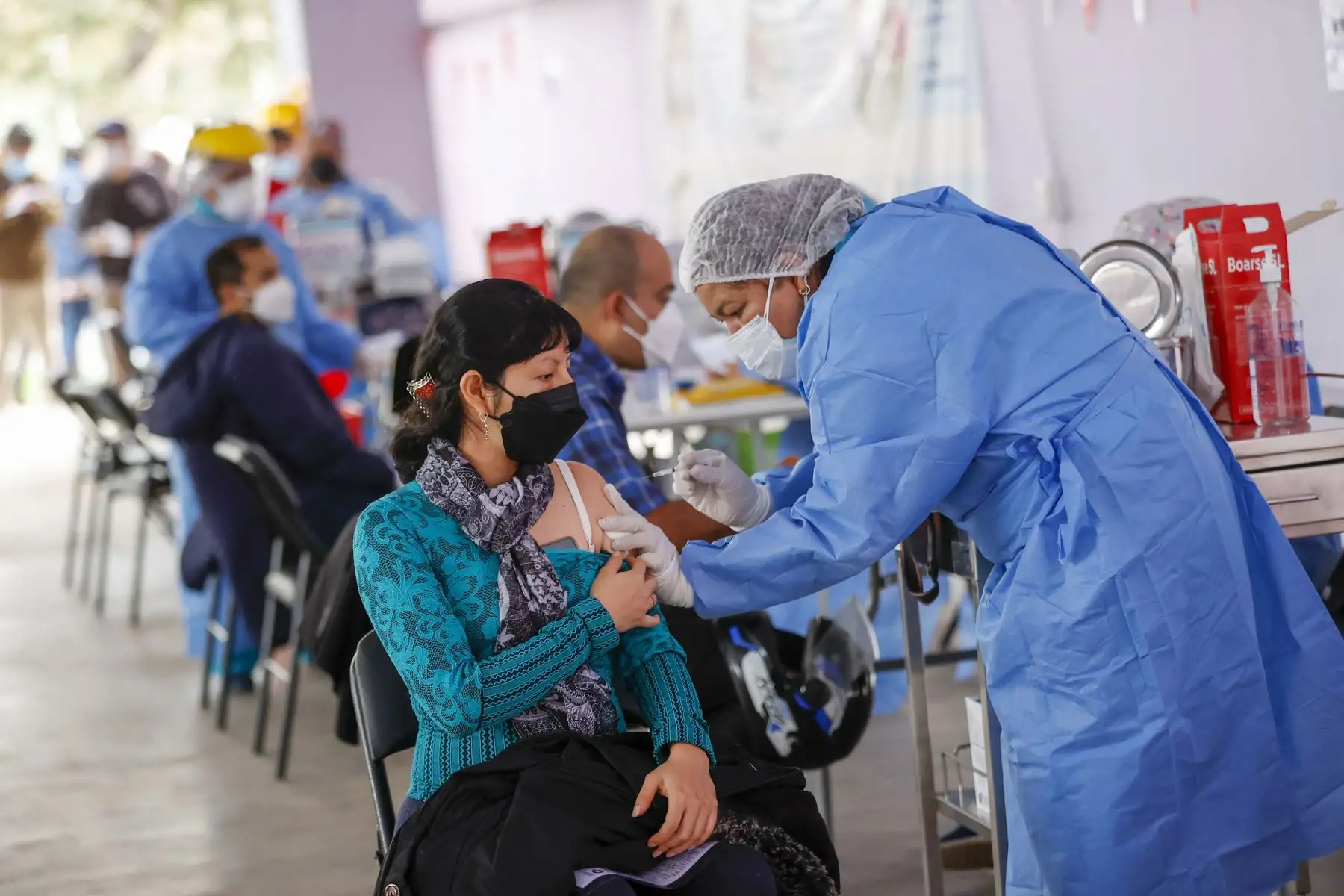 El Ministerio de Salud continúa con la campaña de  vacunación contra el covid-19 y la influenza. En la imagen,  vacunación contra la covid -19 y neumococo en el Parque Zonal Mayta Capac.
Foto: ANDINA/Carla Patiño Ramírez