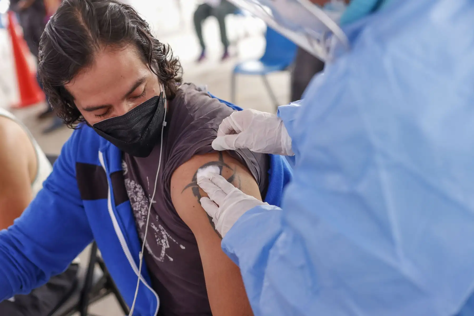 El Ministerio de Salud continúa con la campaña de  vacunación contra el covid-19 y la influenza. En la imagen,  vacunación contra la covid -19 y neumococo en el Parque Zonal Mayta Capac.
Foto: ANDINA/Carla Patiño Ramírez