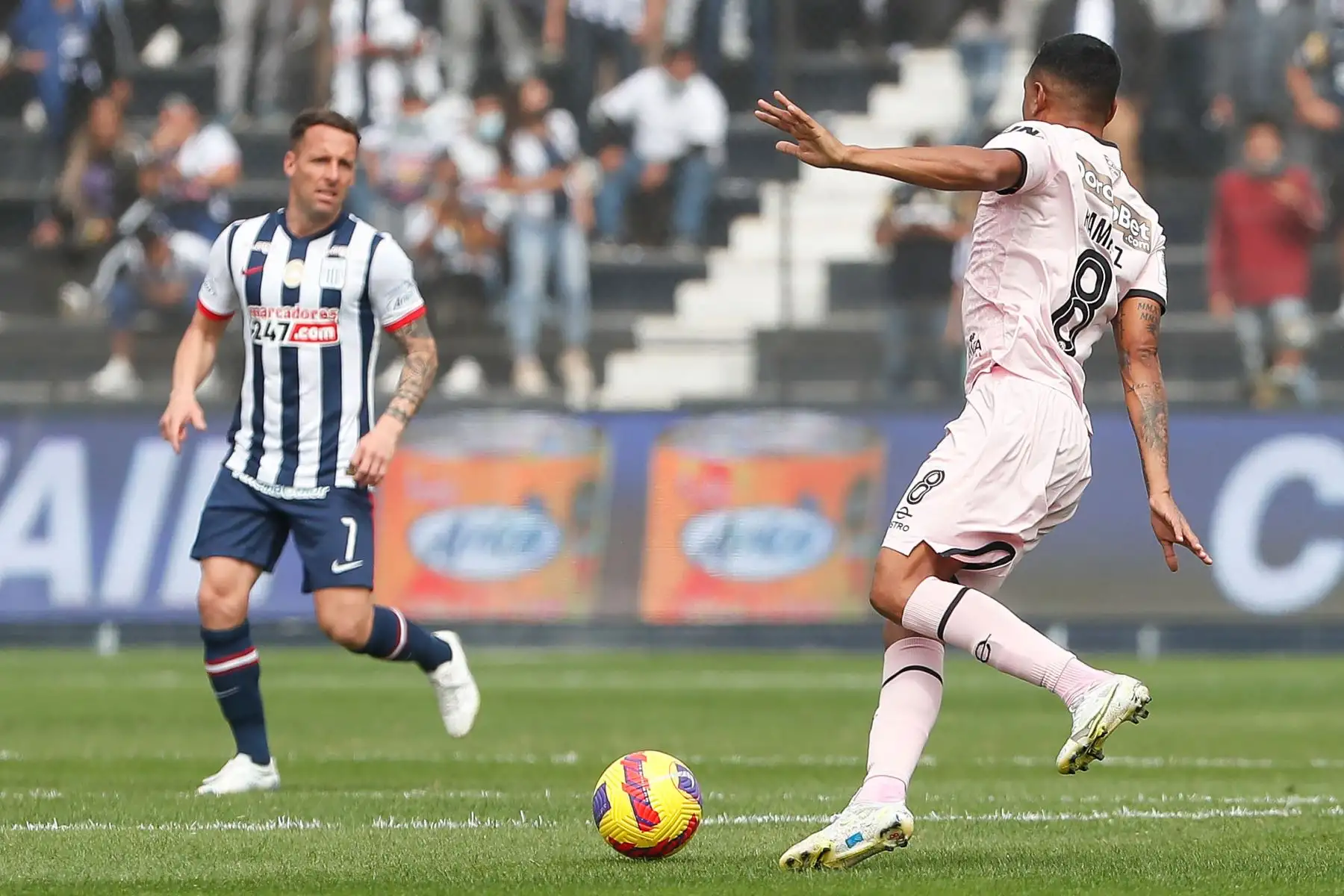 Cristian Benavente de Alianza Lima disputa el balón ante jugador de Sport Boys  por la segunda fecha del Torneo Clausura Liga 1 en el Estadio Alejandro Villanueva.
 Foto: ANDINA Renato Pajuelo